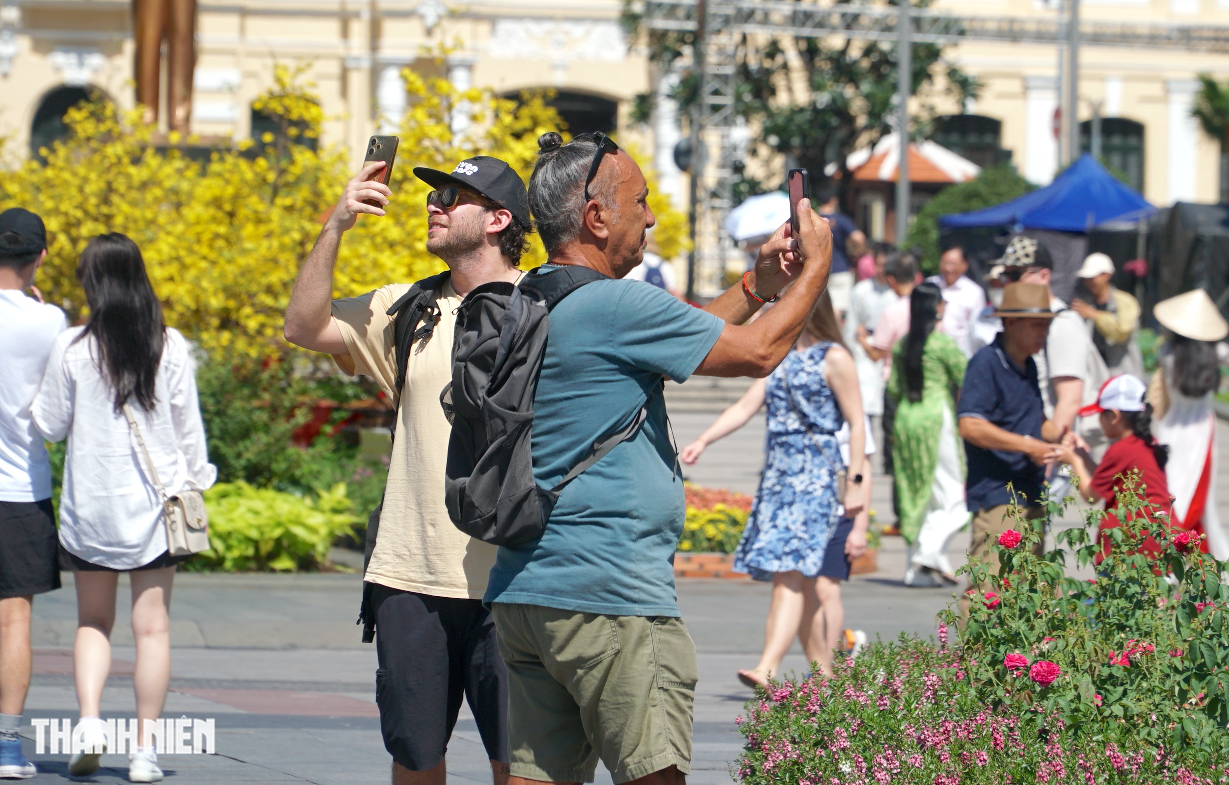 Kh&aacute;ch T&acirc;y dạo bước đường hoa Nguyễn Huệ s&aacute;ng giao thừa: &lsquo;Ở đ&acirc;y c&oacute; rất nhiều hoa&rsquo; - Ảnh 1.