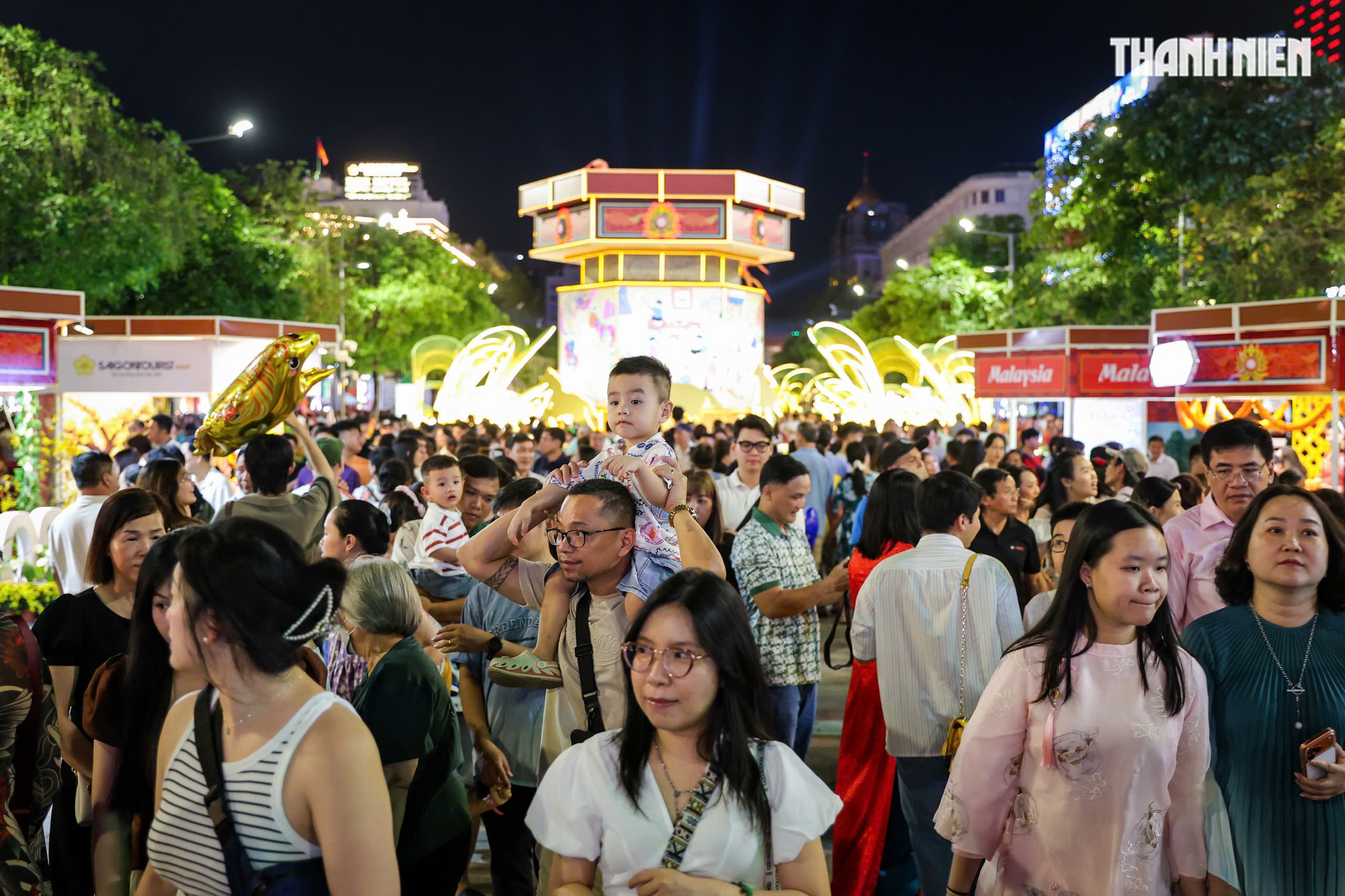 Giao thừa đ&ecirc;m 29 tết: Đ&ocirc;ng nghẹt người d&acirc;n TP.HCM, du kh&aacute;ch đến đường hoa Nguyễn Huệ - Ảnh 3.