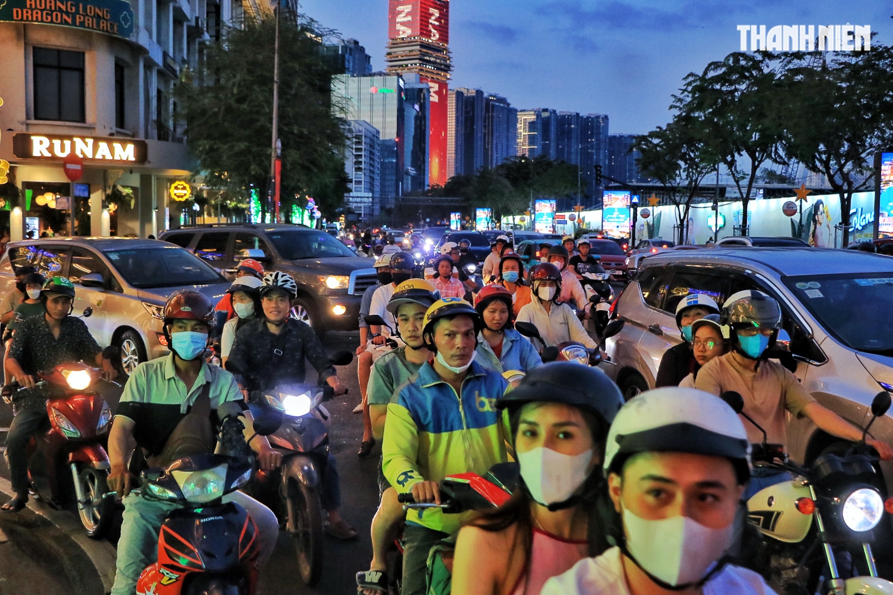 Chiều tối 29 tết: Ngay l&uacute;c n&agrave;y, d&ograve;ng người đổ về trung t&acirc;m TP.HCM đ&oacute;n giao thừa- Ảnh 2.