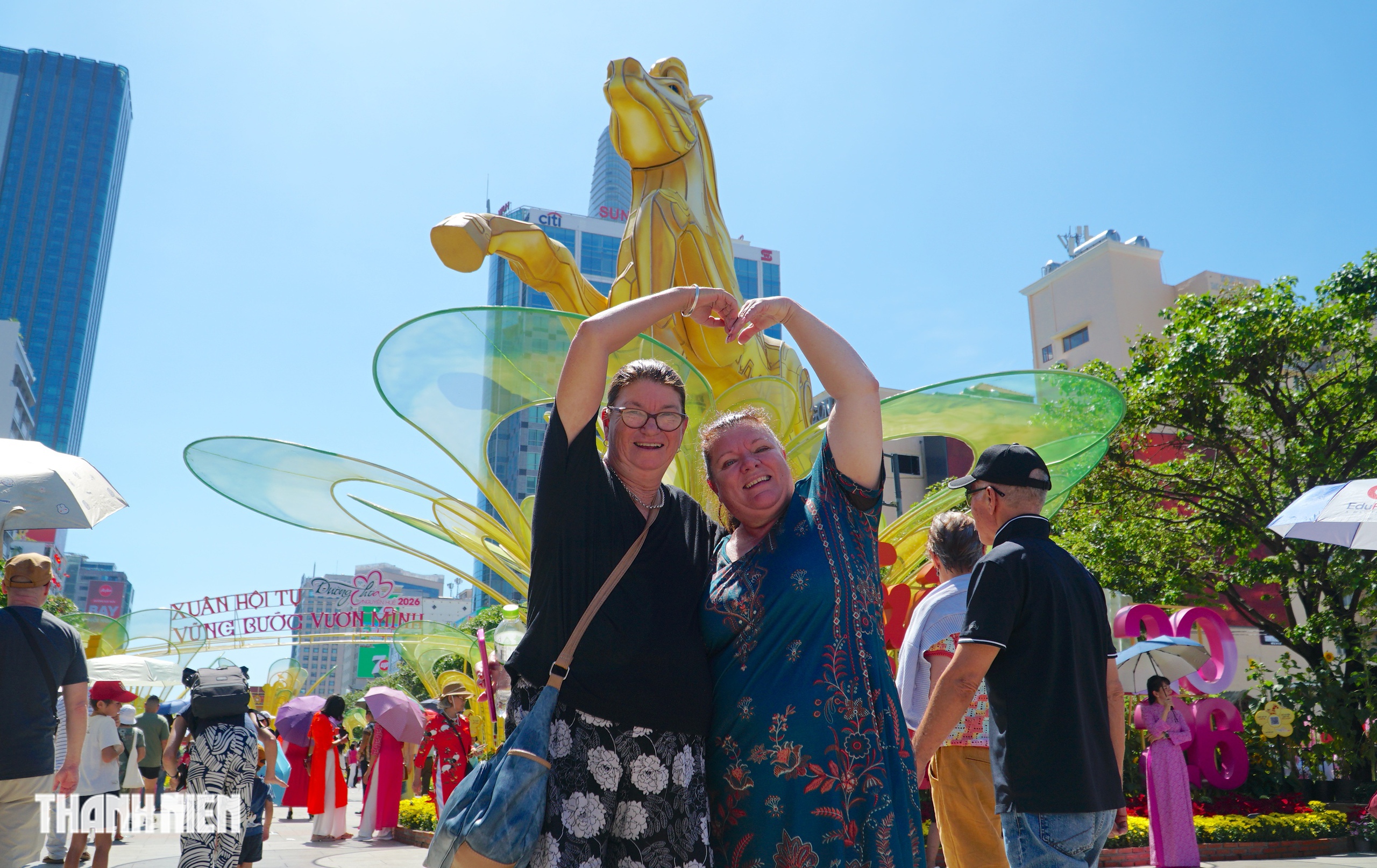 Kh&aacute;ch T&acirc;y dạo bước đường hoa Nguyễn Huệ s&aacute;ng giao thừa: &lsquo;Ở đ&acirc;y c&oacute; rất nhiều hoa&rsquo; - Ảnh 3.