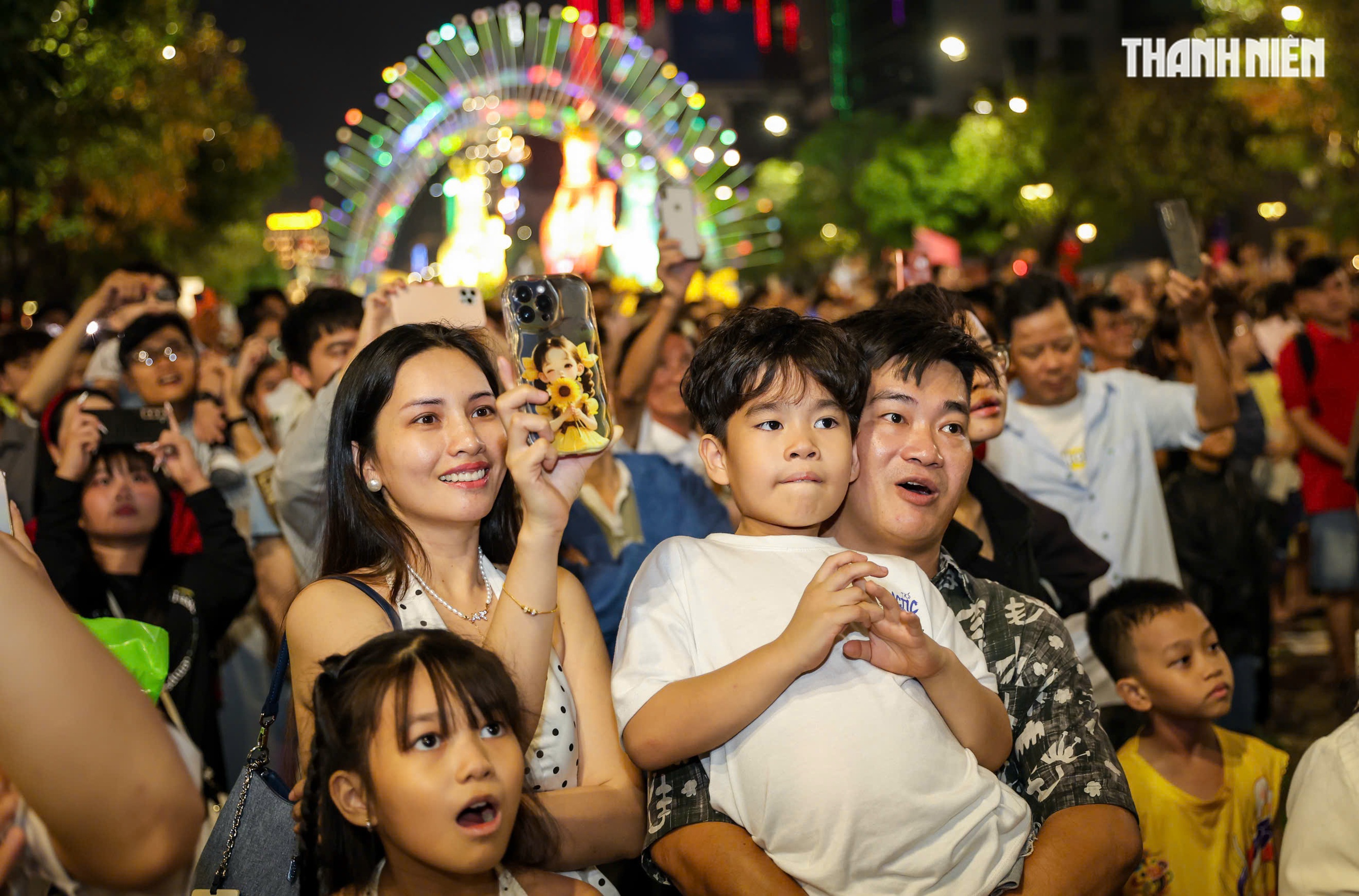 Ph&aacute;o hoa rực rỡ bầu trời TP.HCM: Ch&uacute;c mừng năm mới B&iacute;nh Ngọ 'm&atilde; đ&aacute;o th&agrave;nh c&ocirc;ng' - Ảnh 3.