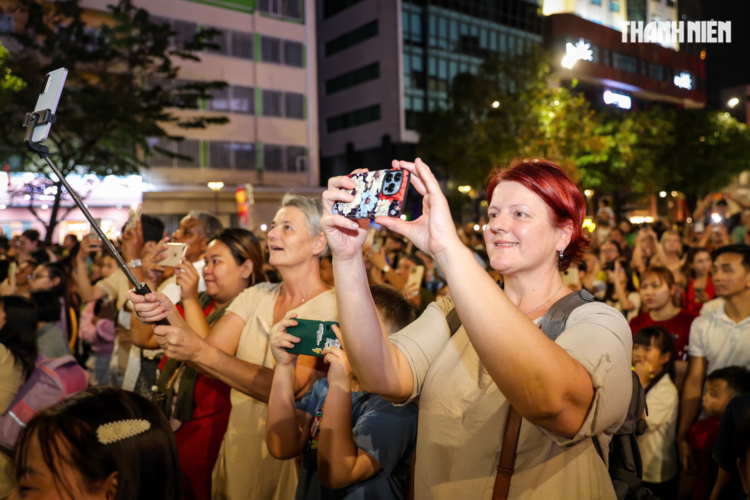 Ph&aacute;o hoa rực rỡ bầu trời TP.HCM: Ch&uacute;c mừng năm mới B&iacute;nh Ngọ 'm&atilde; đ&aacute;o th&agrave;nh c&ocirc;ng' - Ảnh 5.