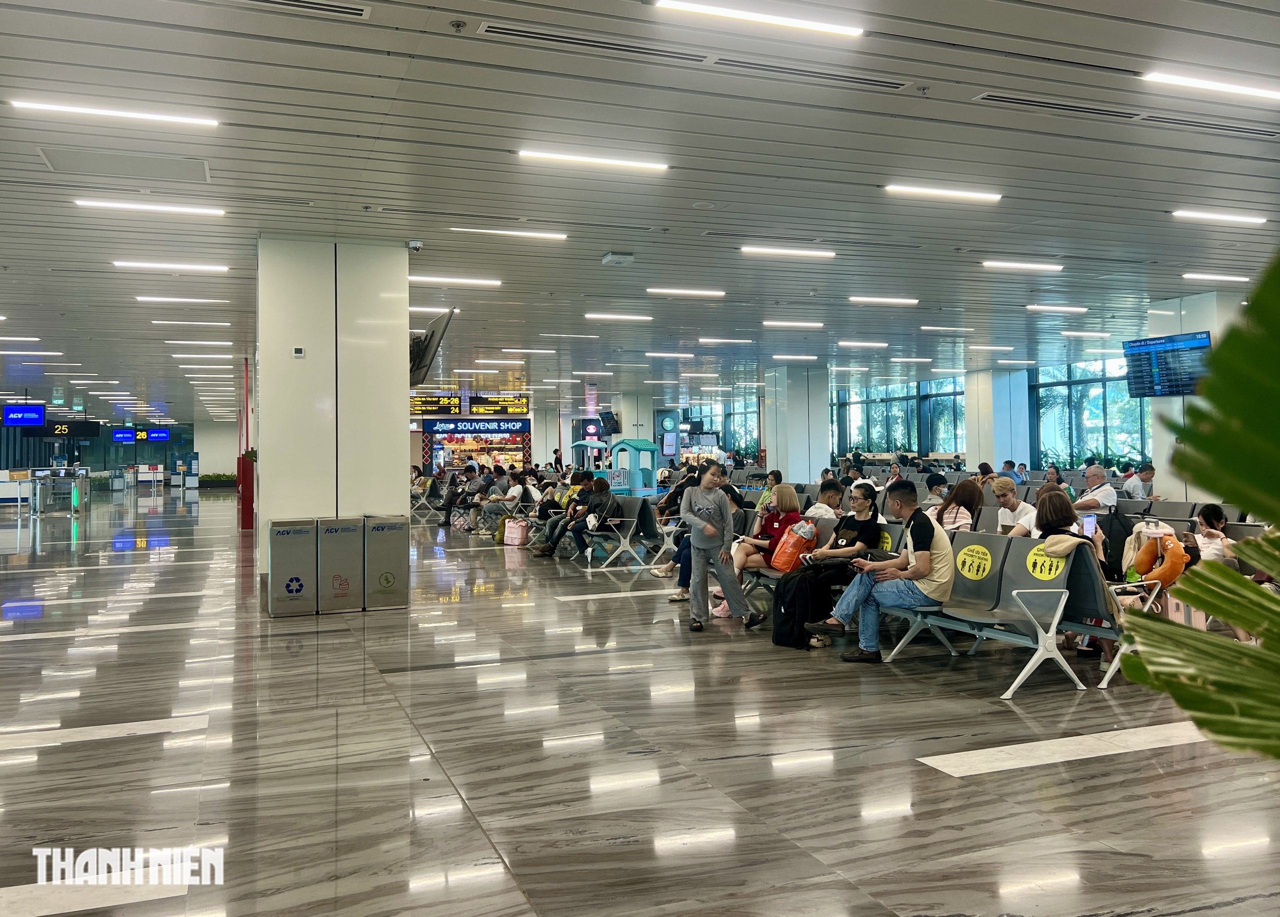 Nh&agrave; ga T3 s&acirc;n bay T&acirc;n Sơn Nhất tho&aacute;ng đ&atilde;ng, kh&aacute;ch thong thả l&ecirc;n m&aacute;y bay trước giao thừa- Ảnh 8.