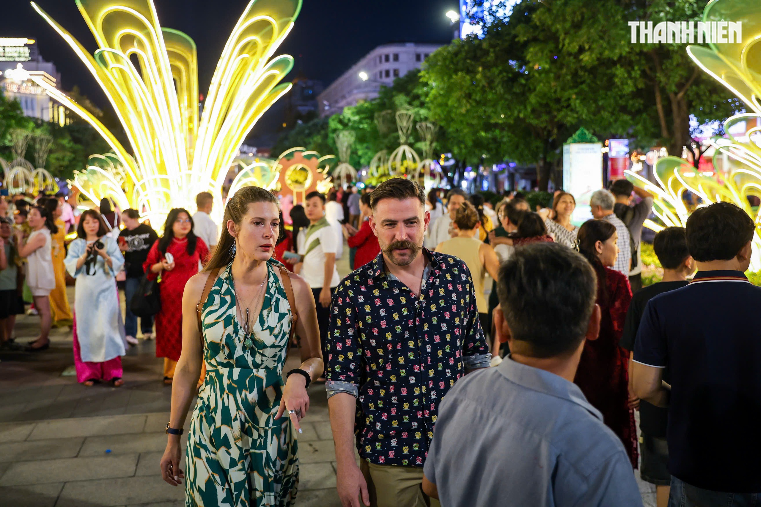 Khách Tây đón giao thừa ở trung tâm TP.HCM, chúc mừng năm mới người Việt - Ảnh 5.