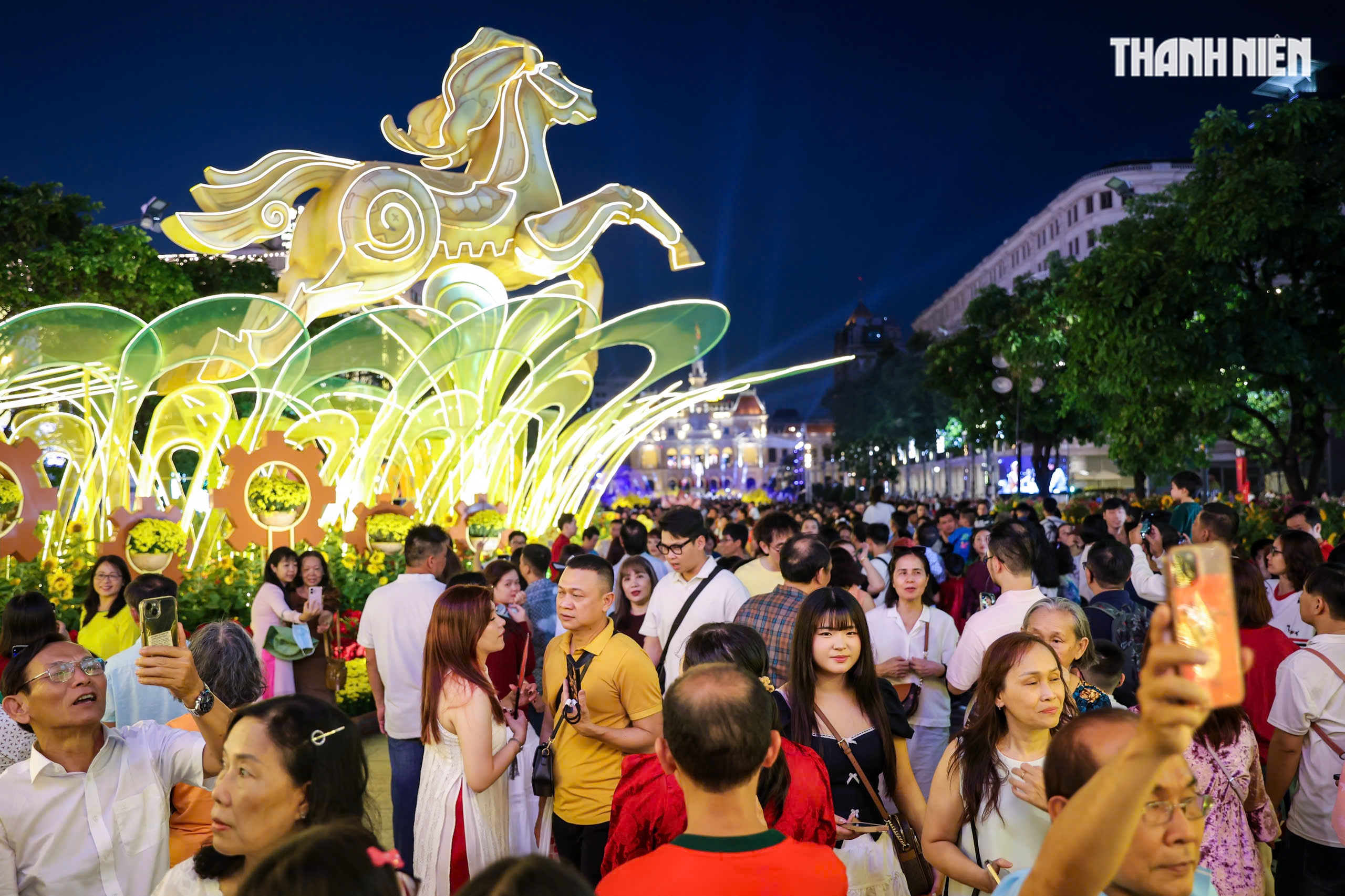 Giao thừa đ&ecirc;m 29 tết: Đ&ocirc;ng nghẹt người d&acirc;n TP.HCM, du kh&aacute;ch đến đường hoa Nguyễn Huệ - Ảnh 6.