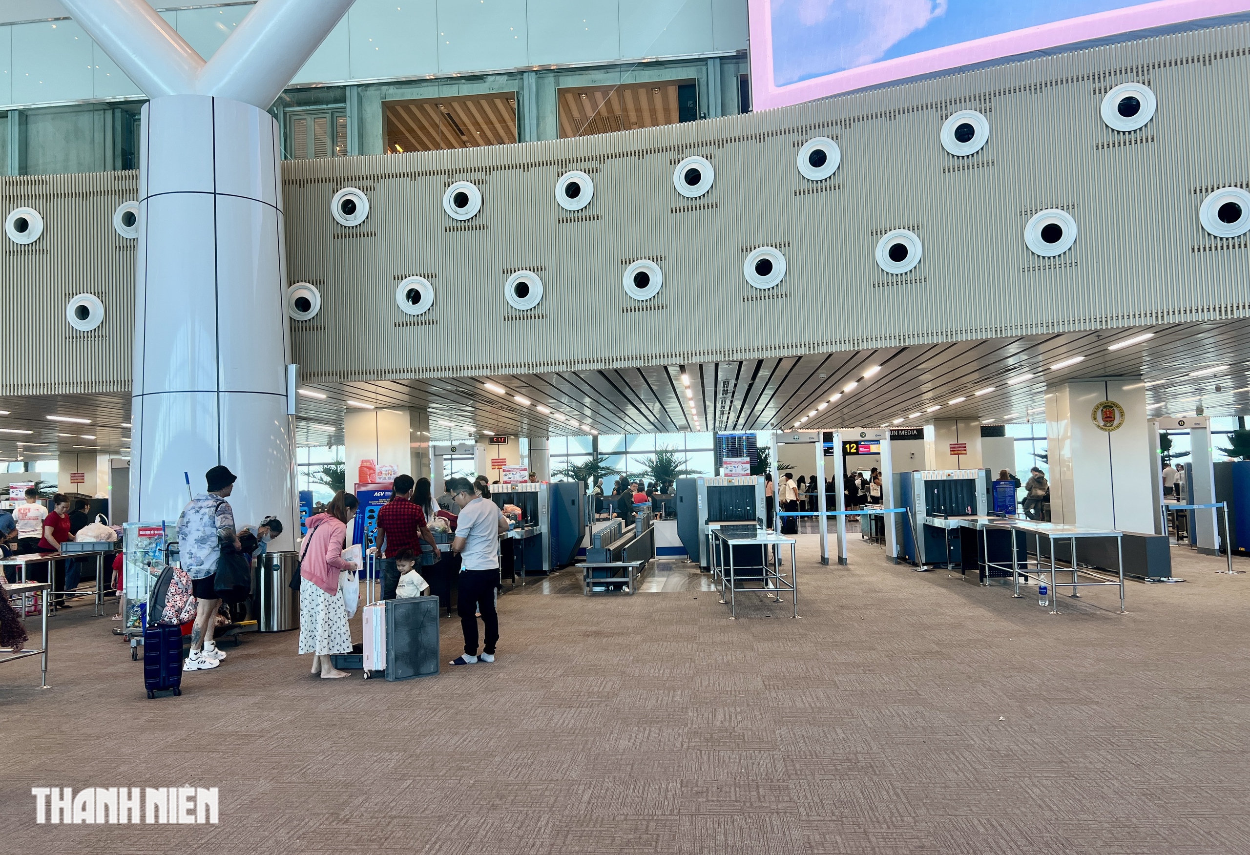 Nh&agrave; ga T3 s&acirc;n bay T&acirc;n Sơn Nhất tho&aacute;ng đ&atilde;ng, kh&aacute;ch thong thả l&ecirc;n m&aacute;y bay trước giao thừa- Ảnh 5.