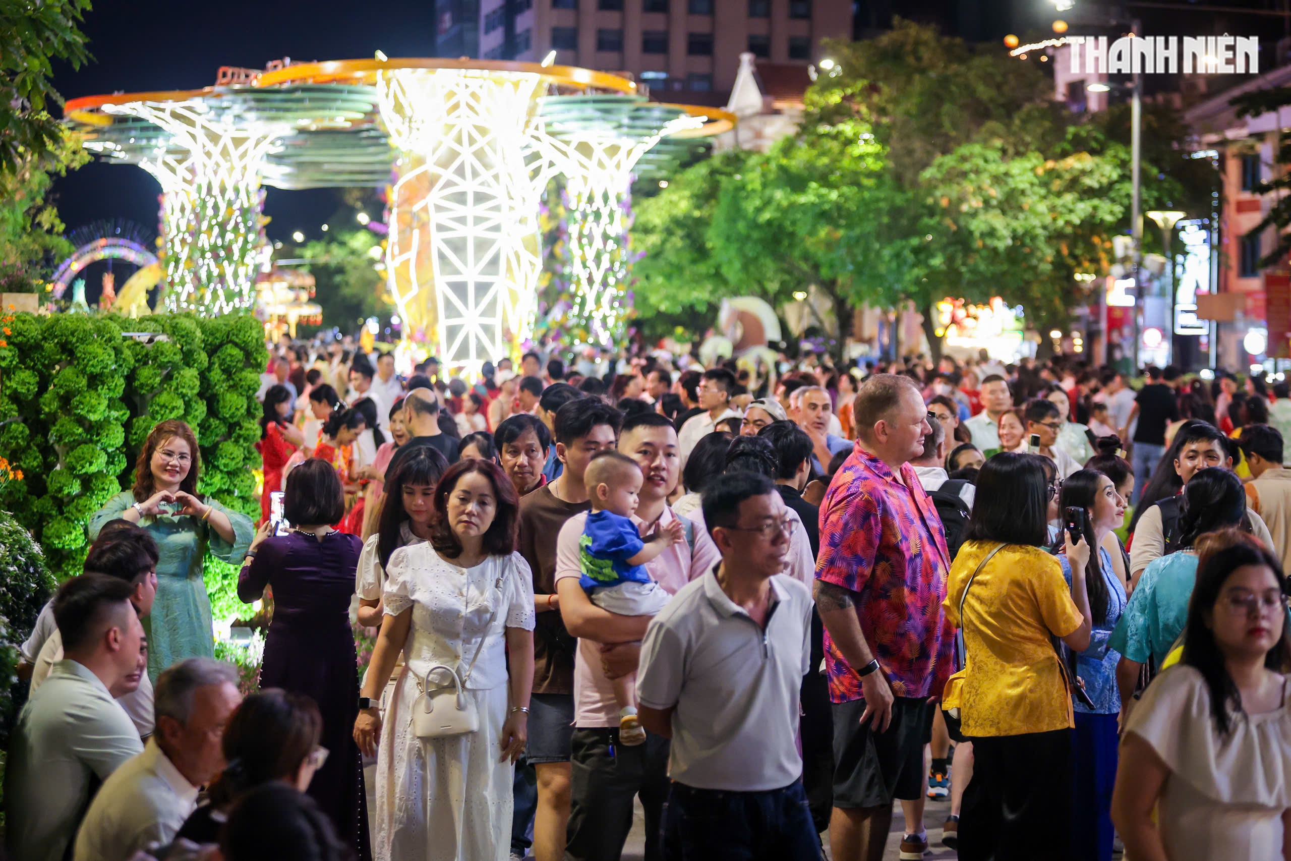 Giao thừa đ&ecirc;m 29 tết: Đ&ocirc;ng nghẹt người d&acirc;n TP.HCM, du kh&aacute;ch đến đường hoa Nguyễn Huệ - Ảnh 2.