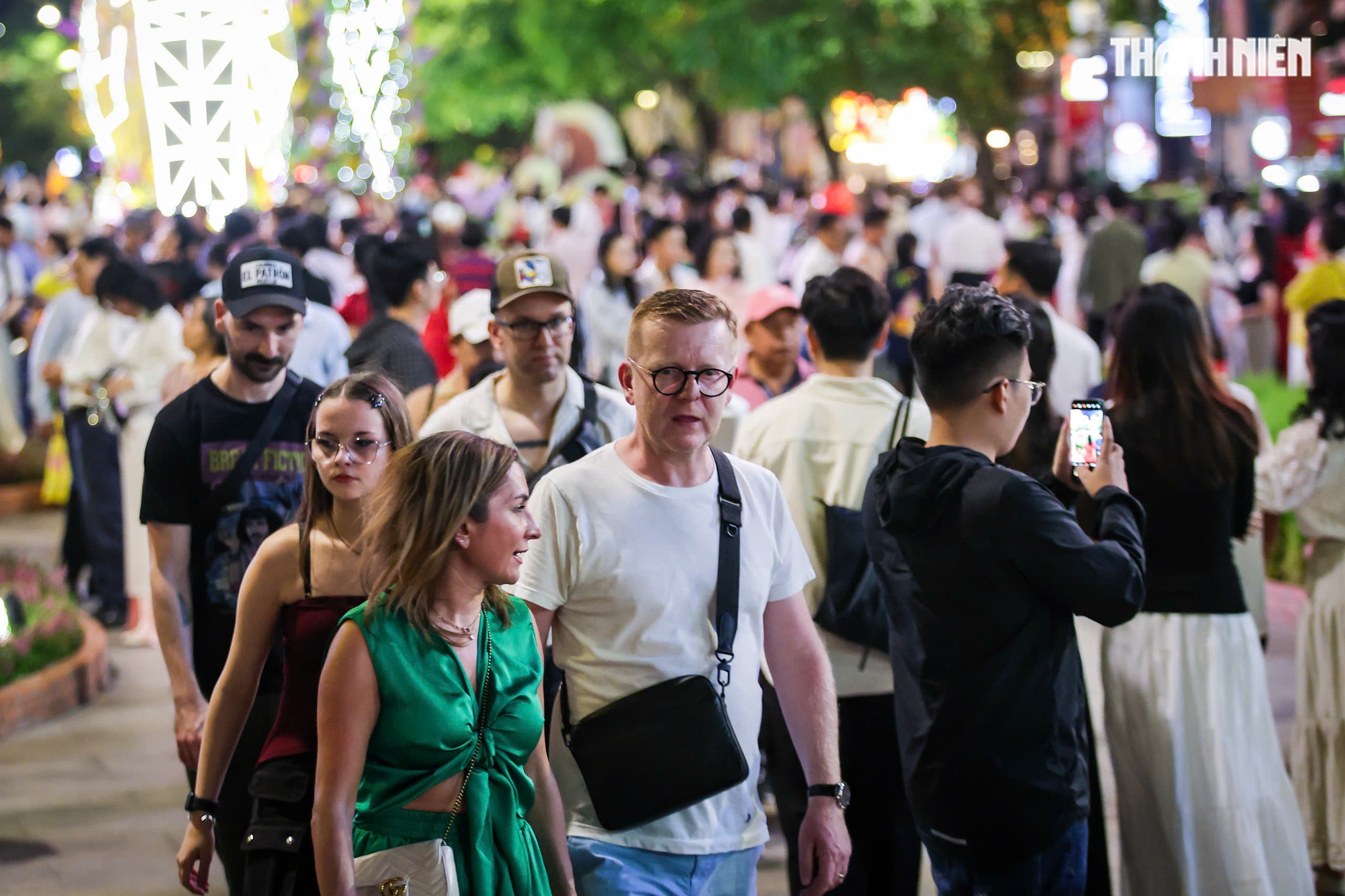 Khách Tây đón giao thừa ở trung tâm TP.HCM, chúc mừng năm mới người Việt - Ảnh 12.