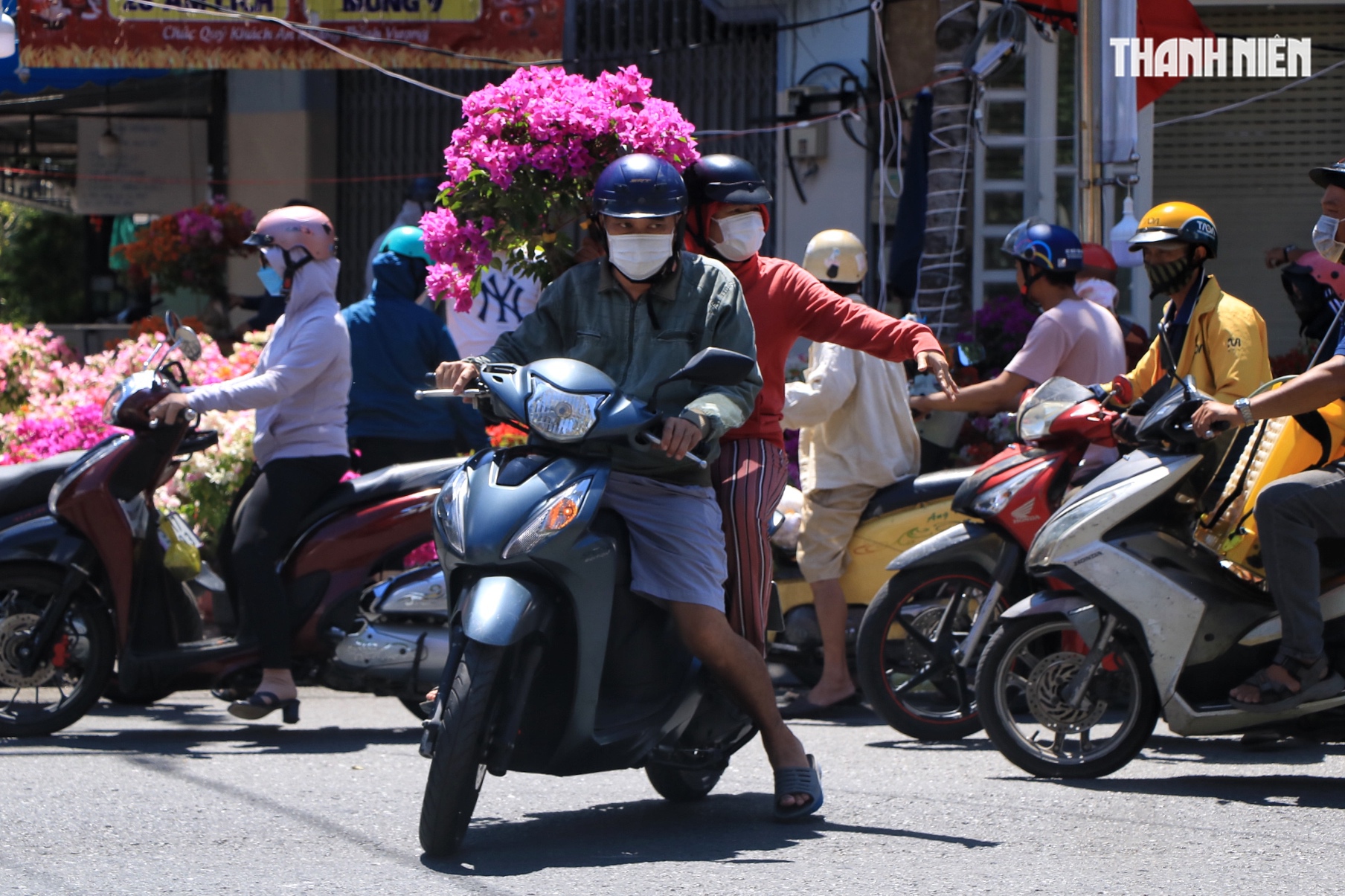 Chiều 29 tết: V&igrave; sao nhiều người ở TP.HCM đợi ng&agrave;y giao thừa mới mua hoa tết? - Ảnh 1.