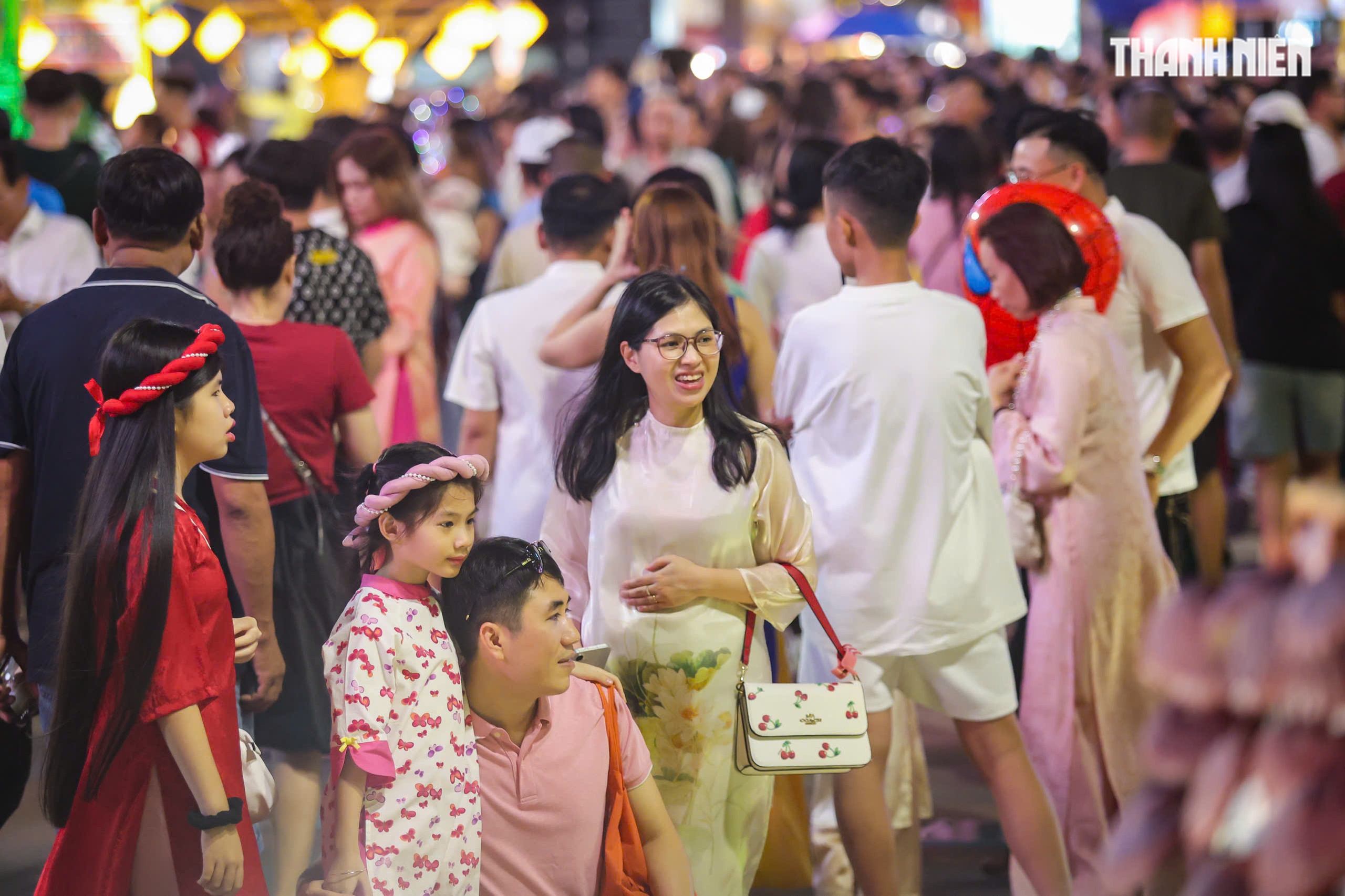 Giao thừa đ&ecirc;m 29 tết: Đ&ocirc;ng nghẹt người d&acirc;n TP.HCM, du kh&aacute;ch đến đường hoa Nguyễn Huệ - Ảnh 7.