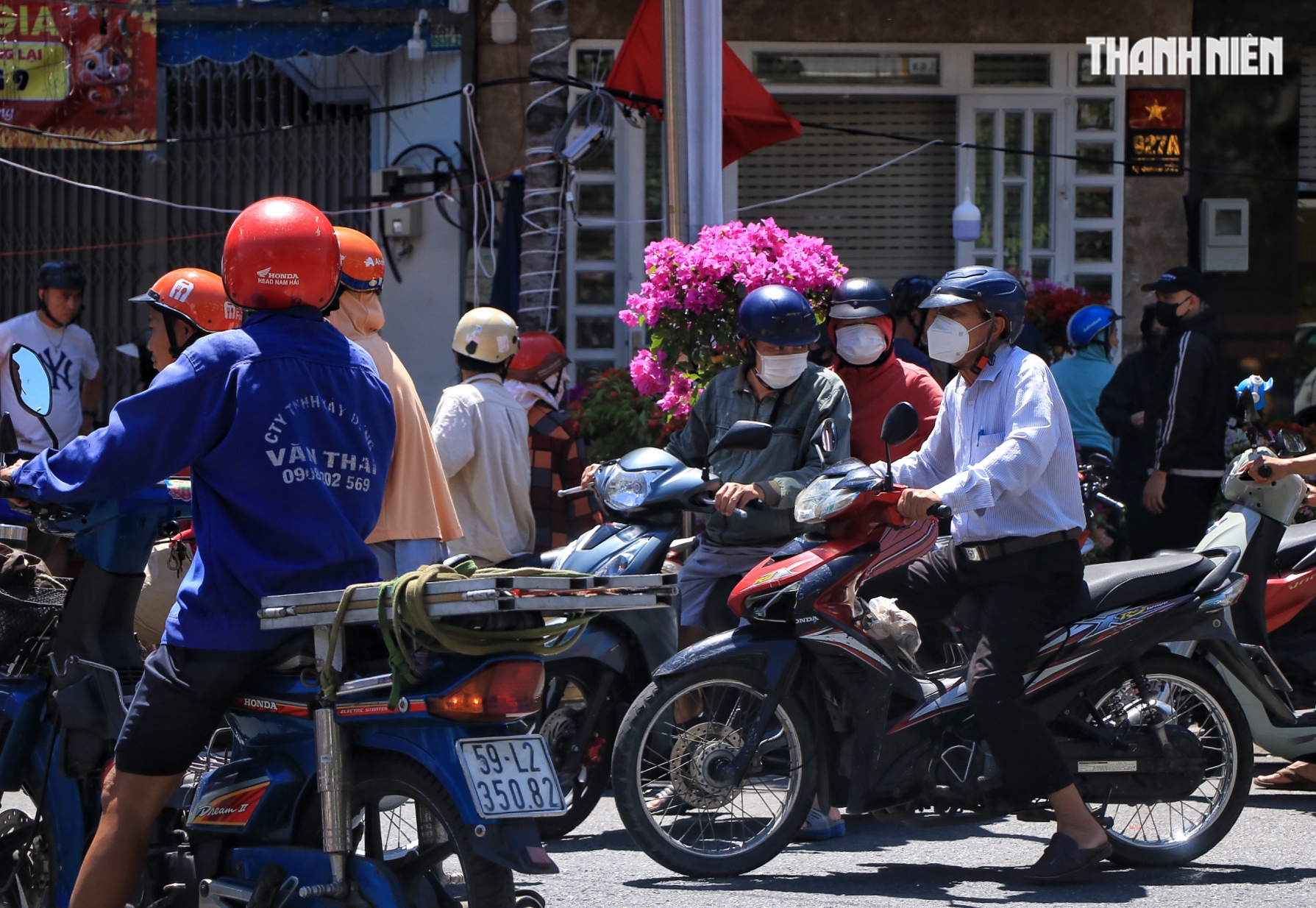 Trưa 29 tết, bất ngờ chợ hoa tết TP.HCM: Xuất hiện hoa miễn ph&iacute; từ nh&agrave; vườn - Ảnh 3.