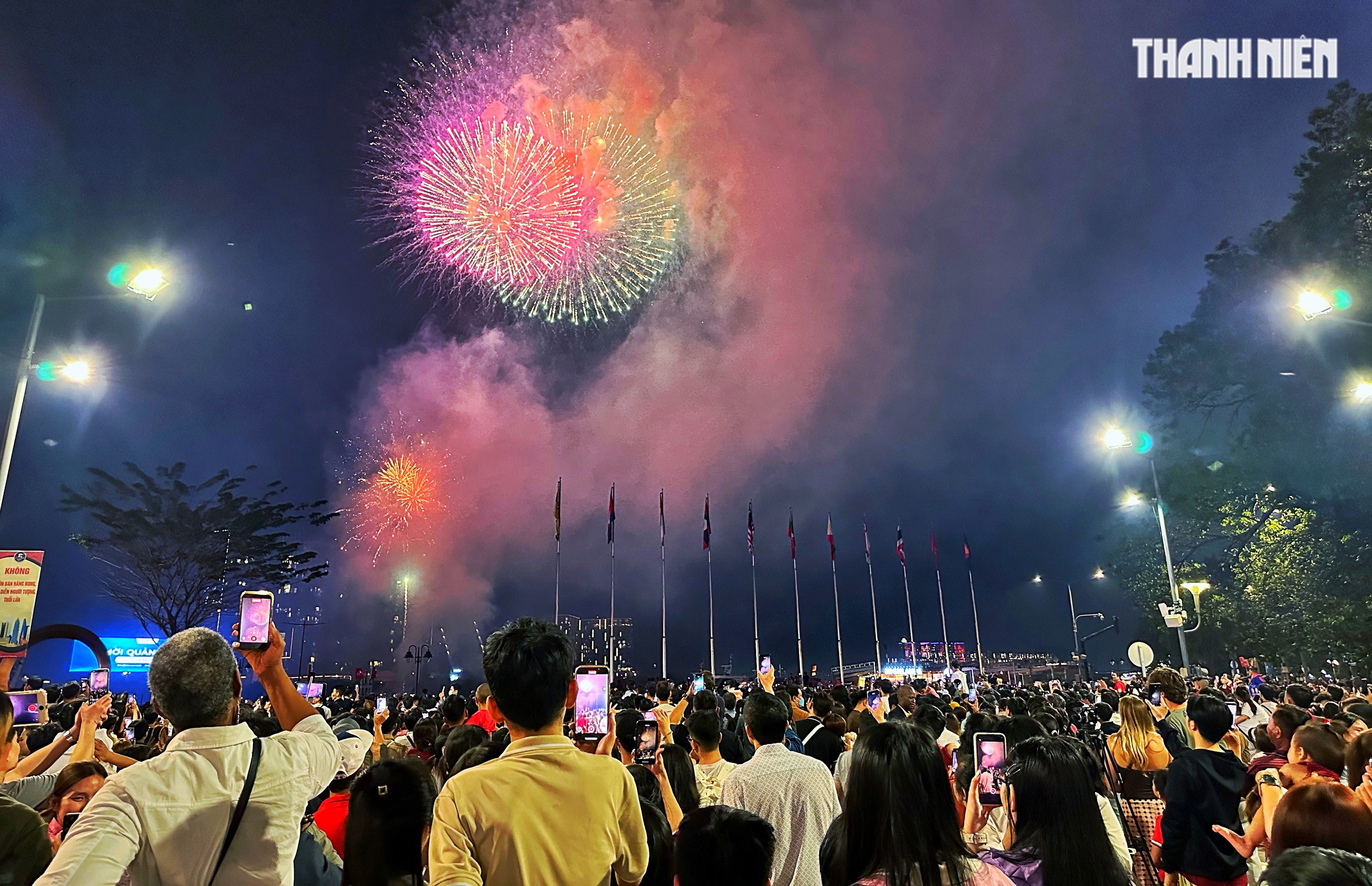 Ph&aacute;o hoa rực rỡ bầu trời TP.HCM: Ch&uacute;c mừng năm mới B&iacute;nh Ngọ 'm&atilde; đ&aacute;o th&agrave;nh c&ocirc;ng' - Ảnh 10.