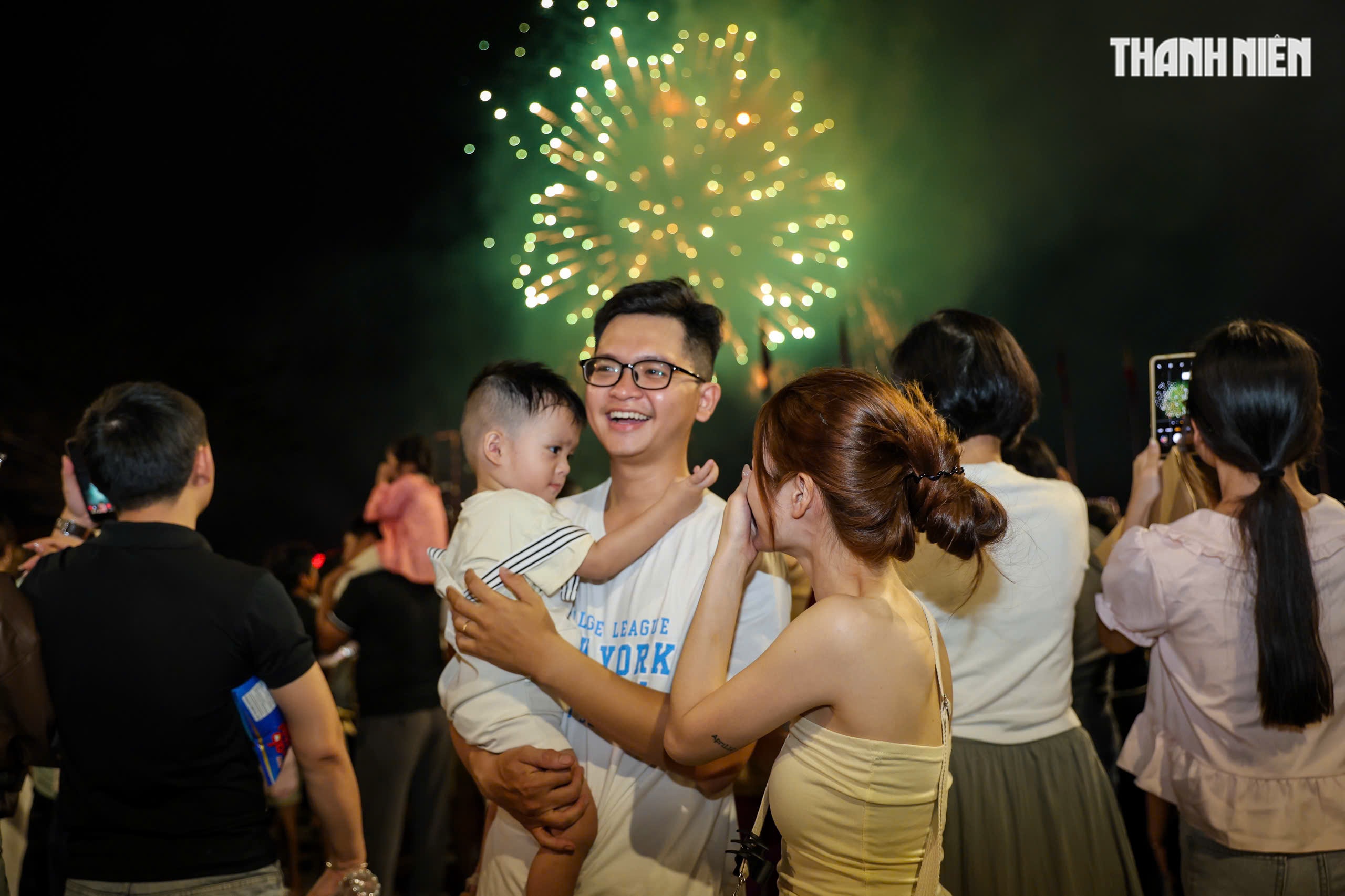 Ph&aacute;o hoa rực rỡ bầu trời TP.HCM: Ch&uacute;c mừng năm mới B&iacute;nh Ngọ 'm&atilde; đ&aacute;o th&agrave;nh c&ocirc;ng' - Ảnh 9.