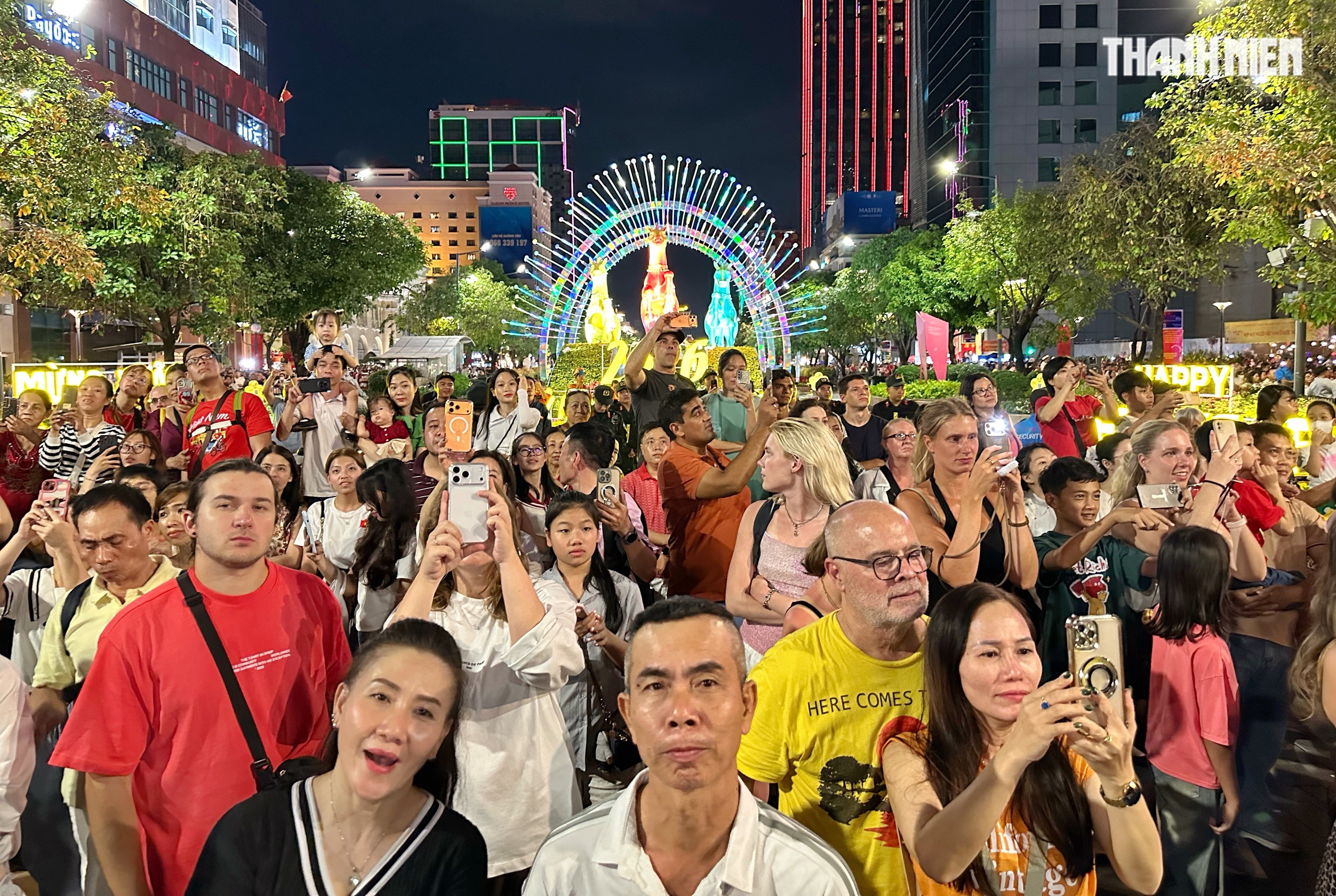 Ph&aacute;o hoa rực rỡ bầu trời TP.HCM: Ch&uacute;c mừng năm mới B&iacute;nh Ngọ 'm&atilde; đ&aacute;o th&agrave;nh c&ocirc;ng' - Ảnh 2.