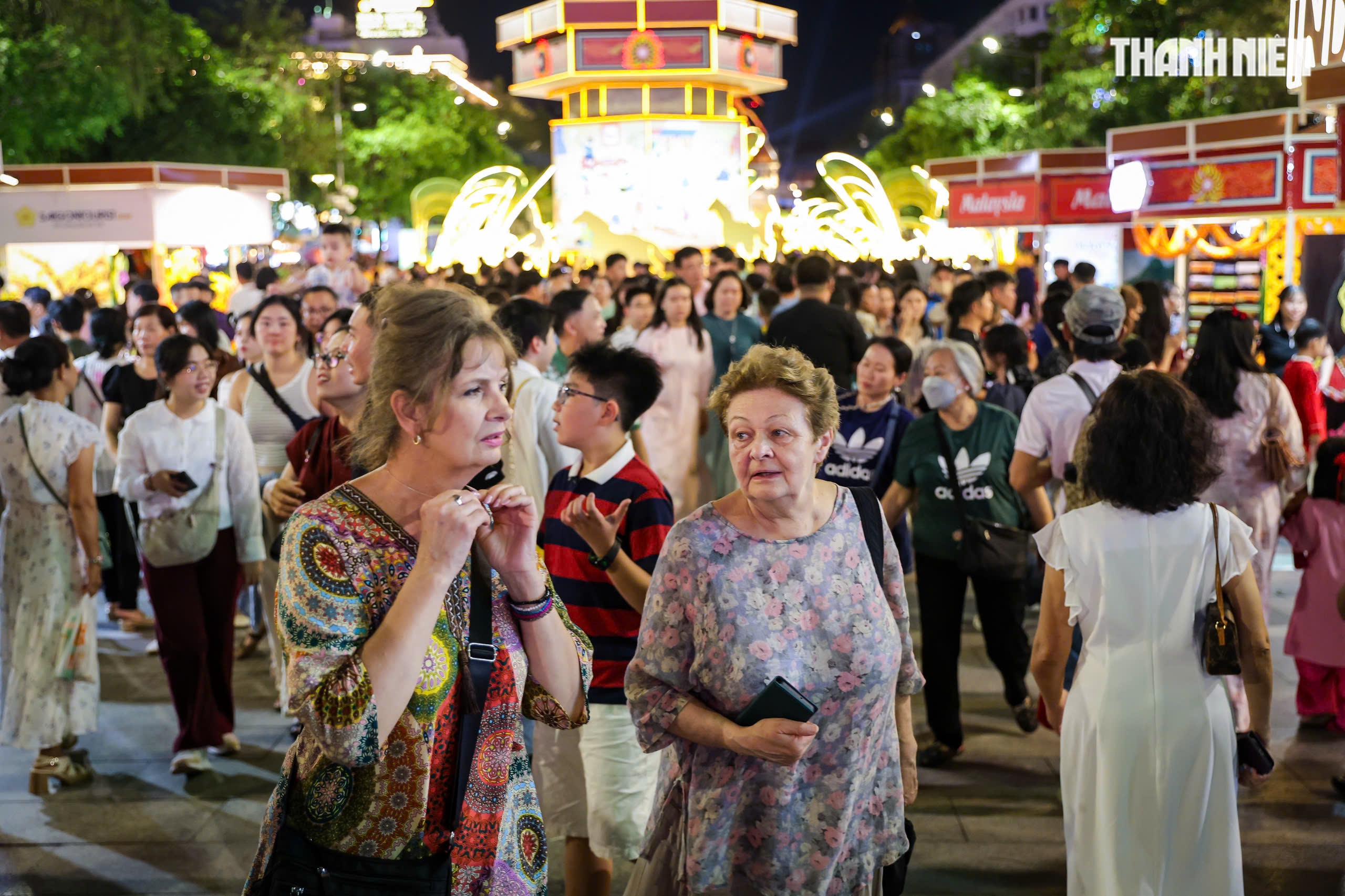 Khách Tây đón giao thừa ở trung tâm TP.HCM, chúc mừng năm mới người Việt - Ảnh 2.