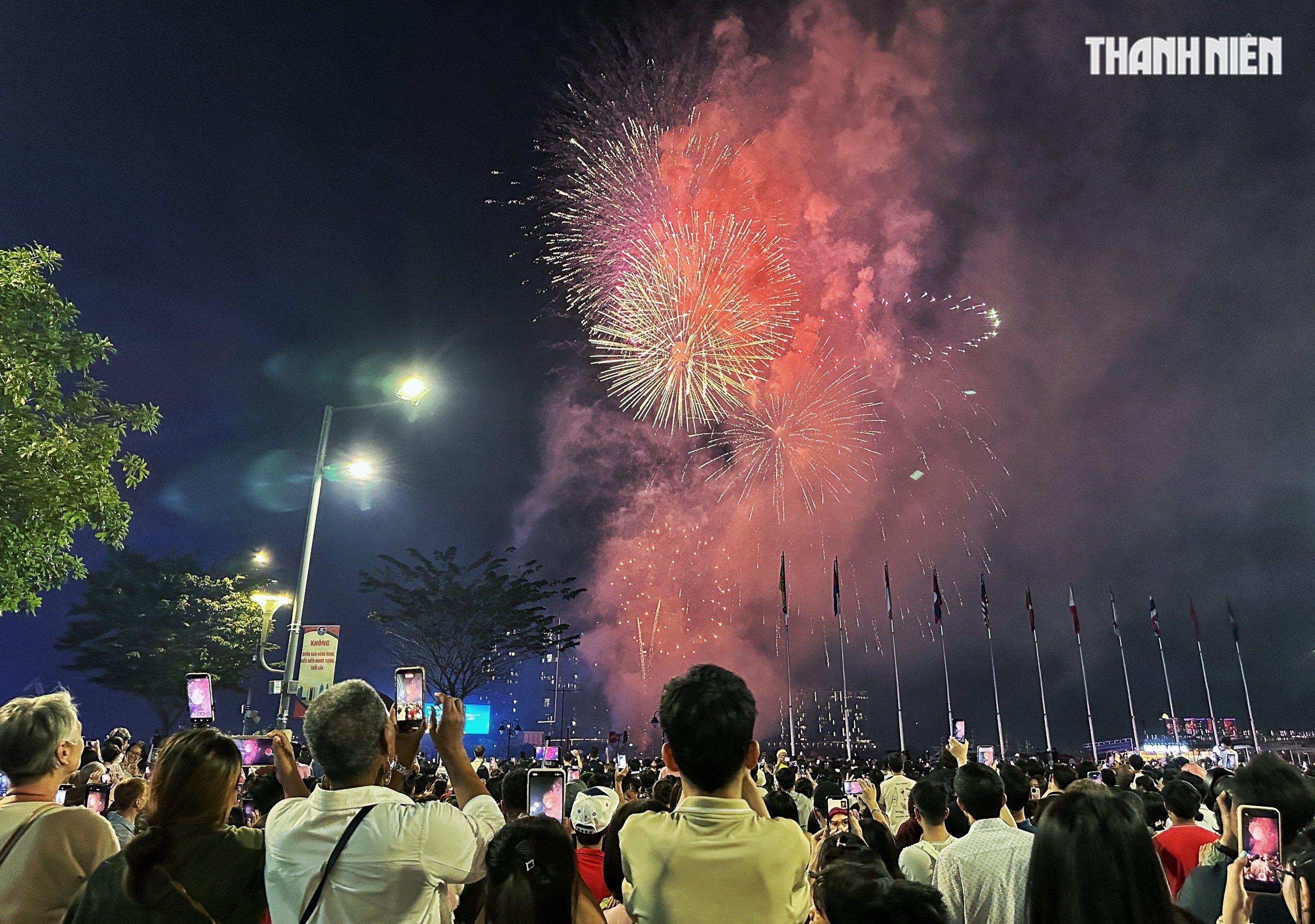 Ph&aacute;o hoa rực rỡ bầu trời TP.HCM: Ch&uacute;c mừng năm mới B&iacute;nh Ngọ 'm&atilde; đ&aacute;o th&agrave;nh c&ocirc;ng' - Ảnh 1.