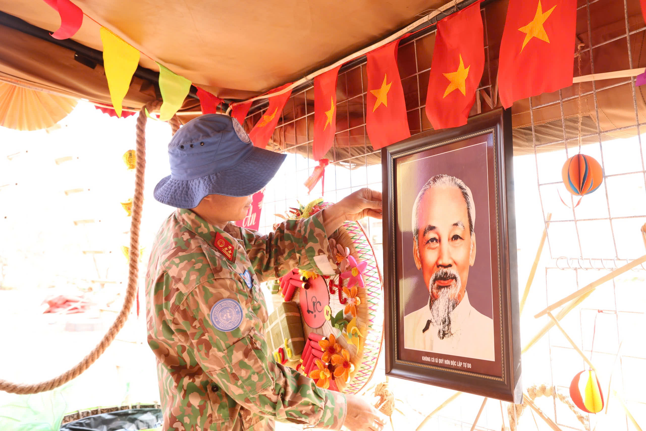 Tết Việt giữa châu Phi khiến bạn bè quốc tế mê bánh chưng, thích hoa đào- Ảnh 7.