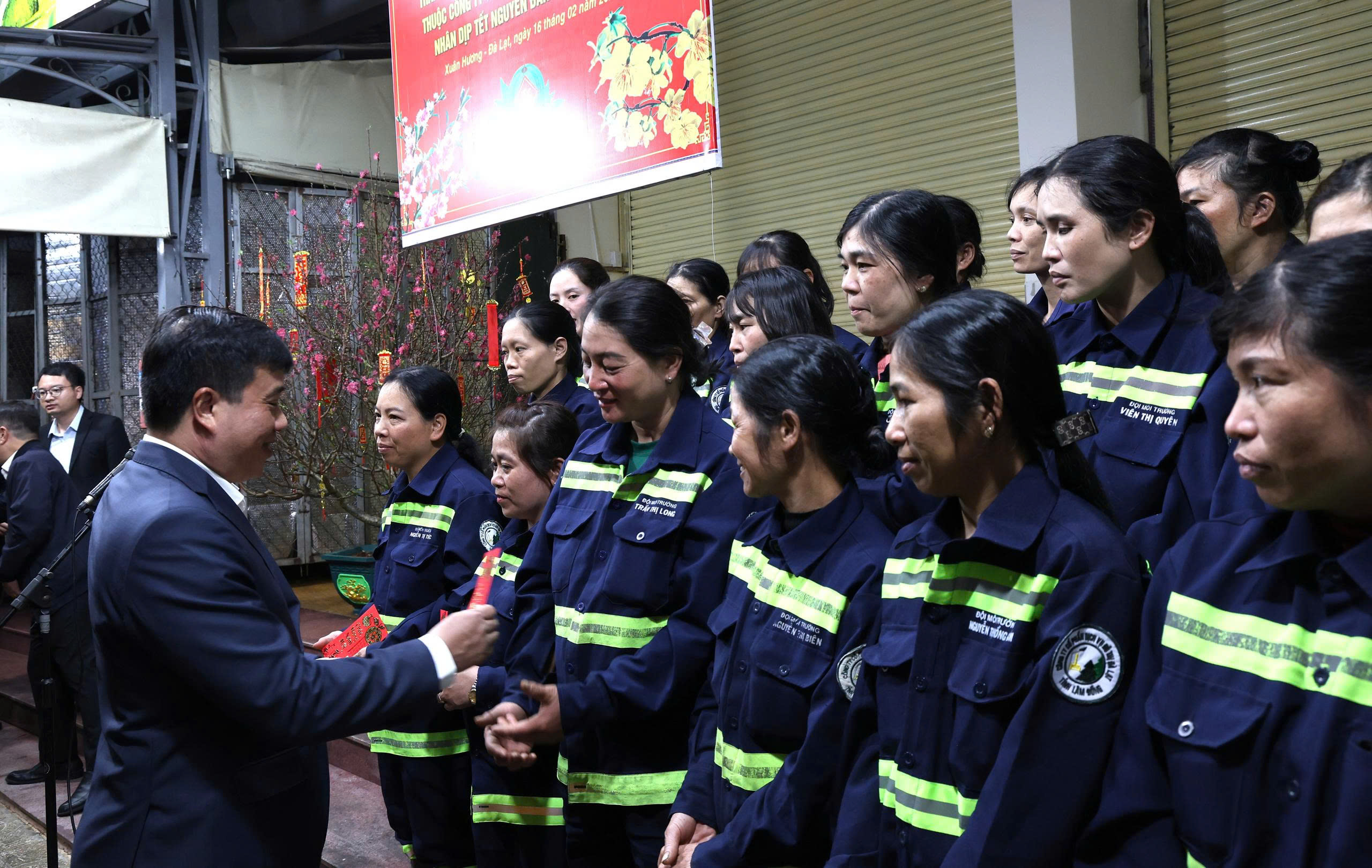 Lãnh đạo tỉnh Lâm Đồng tặng quà tết công nhân vệ sinh trong đêm giao thừa- Ảnh 1. Lãnh đạo tỉnh Lâm Đồng tặng quà tết công nhân vệ sinh trong đêm giao thừa- Ảnh 1.