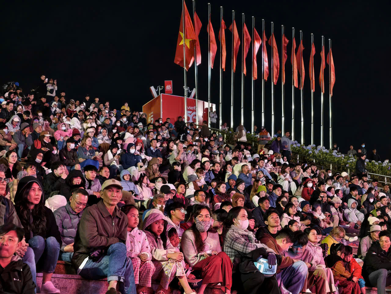 Đêm giao thừa 13 độ C, hàng ngàn người háo hức chờ pháo hoa ở Đà Lạt- Ảnh 1. Đêm giao thừa 13 độ C, hàng ngàn người háo hức chờ pháo hoa ở Đà Lạt- Ảnh 1.