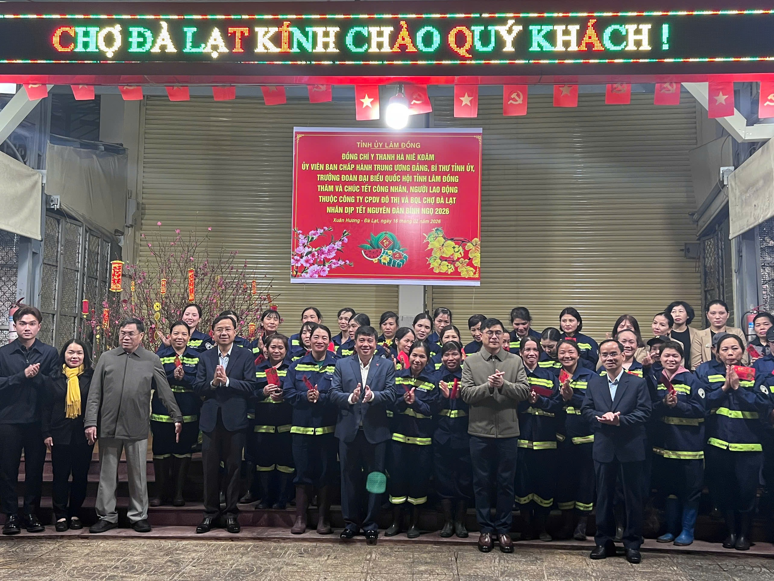 Lãnh đạo tỉnh Lâm Đồng tặng quà tết công nhân vệ sinh trong đêm giao thừa- Ảnh 2. Lãnh đạo tỉnh Lâm Đồng tặng quà tết công nhân vệ sinh trong đêm giao thừa- Ảnh 2.