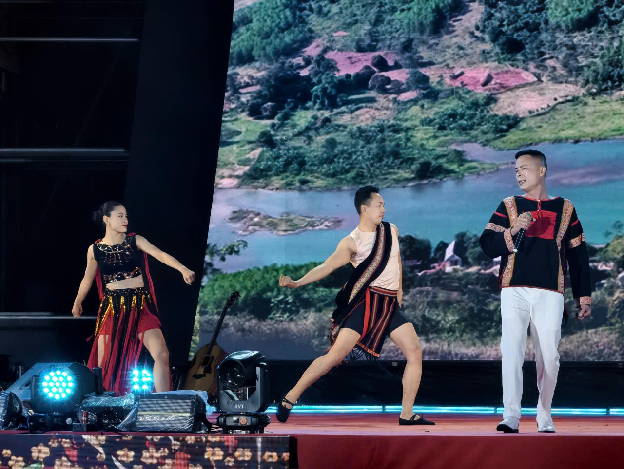 Đêm giao thừa 13 độ C, hàng ngàn người háo hức chờ pháo hoa ở Đà Lạt- Ảnh 3. Đêm giao thừa 13 độ C, hàng ngàn người háo hức chờ pháo hoa ở Đà Lạt- Ảnh 3.