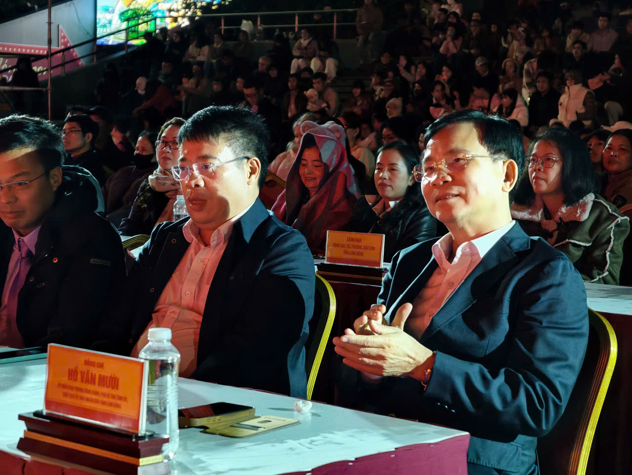 Đêm giao thừa 13 độ C, hàng ngàn người háo hức chờ pháo hoa ở Đà Lạt- Ảnh 2. Đêm giao thừa 13 độ C, hàng ngàn người háo hức chờ pháo hoa ở Đà Lạt- Ảnh 2.