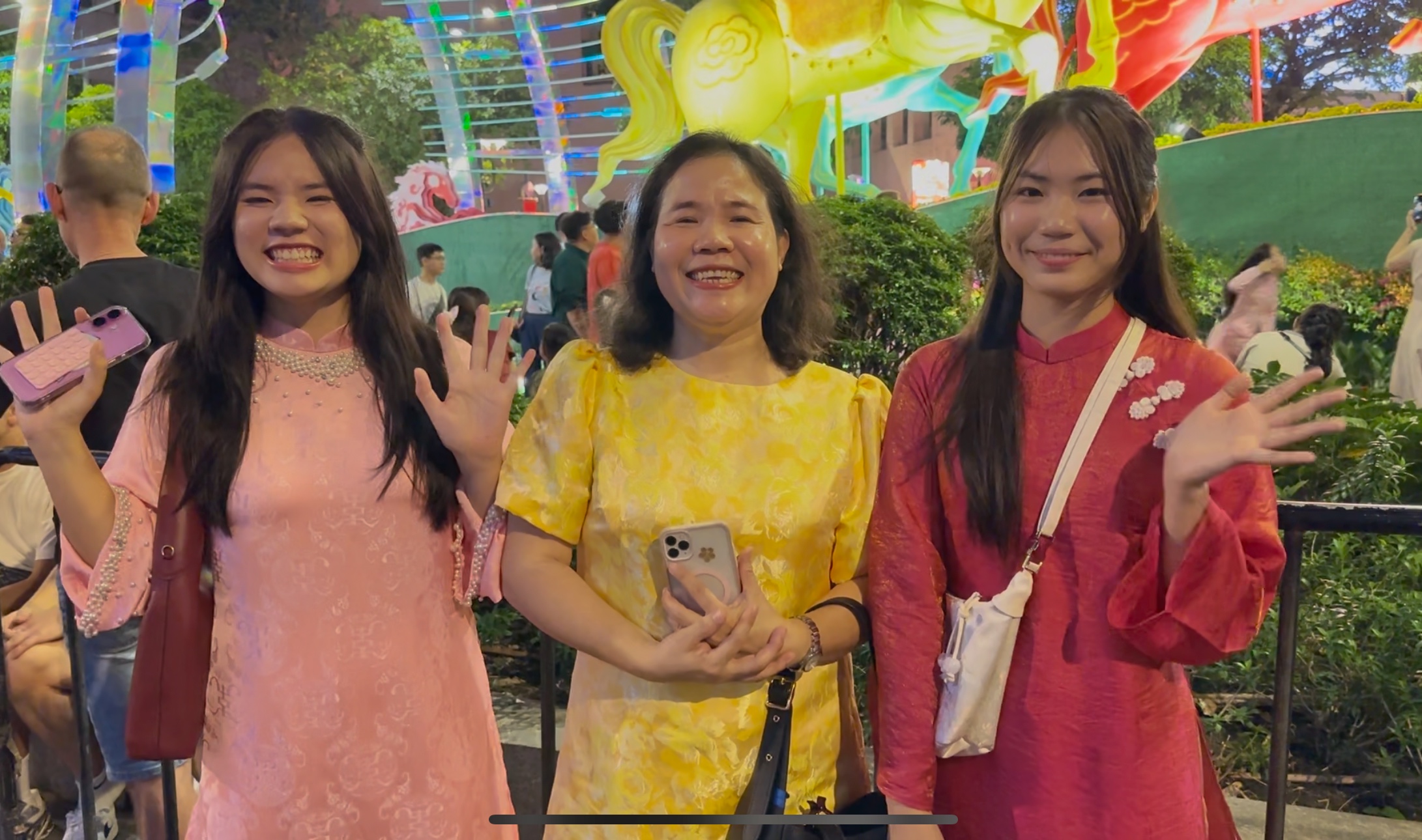 'Biển người' ở trung t&acirc;m TP.HCM chờ ngắm ph&aacute;o hoa giao thừa Tết B&iacute;nh Ngọ 2026 - Ảnh 4.