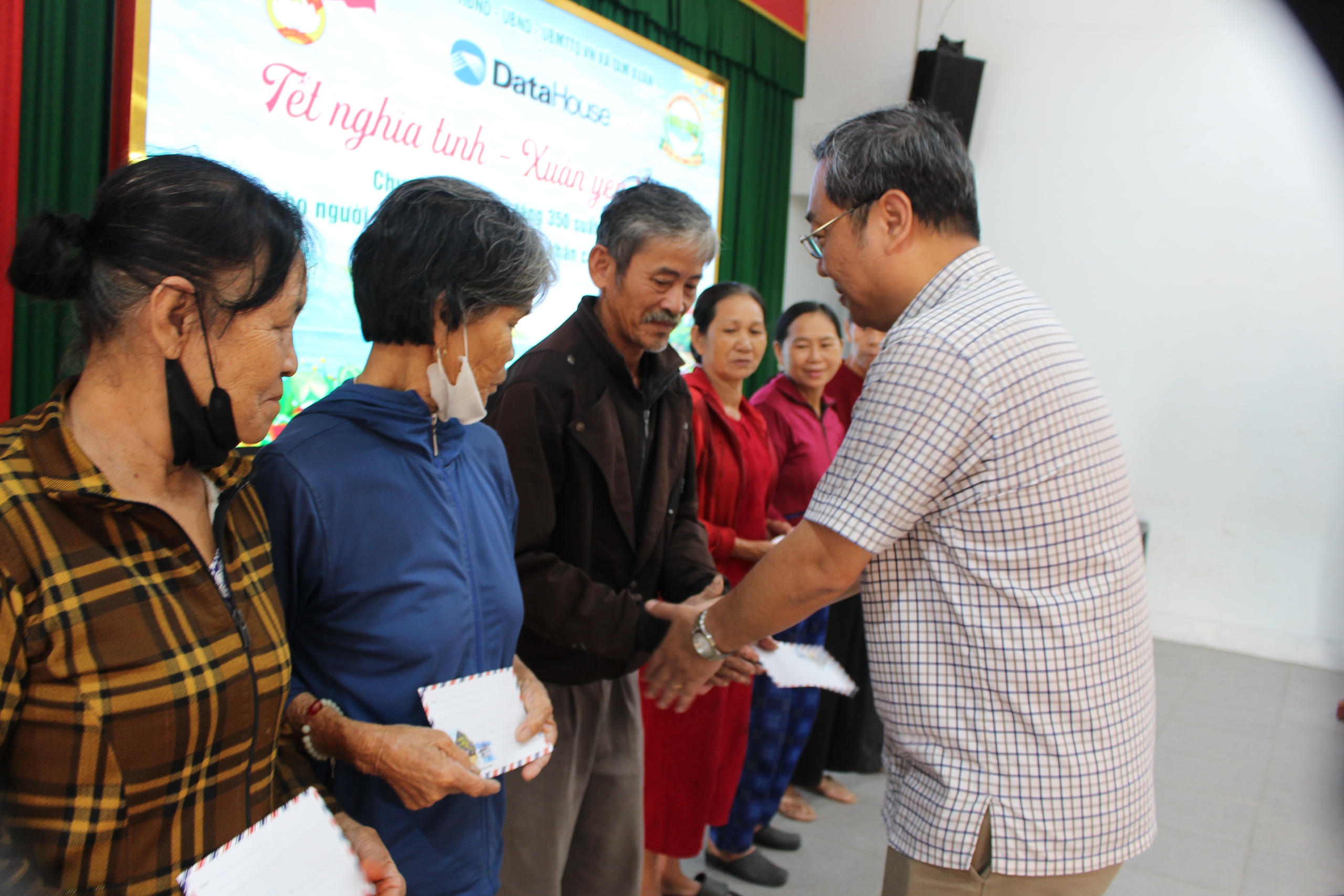 Tết nghĩa t&igrave;nh, xu&acirc;n y&ecirc;u thương tr&ecirc;n khắp nẻo đường- Ảnh 4.