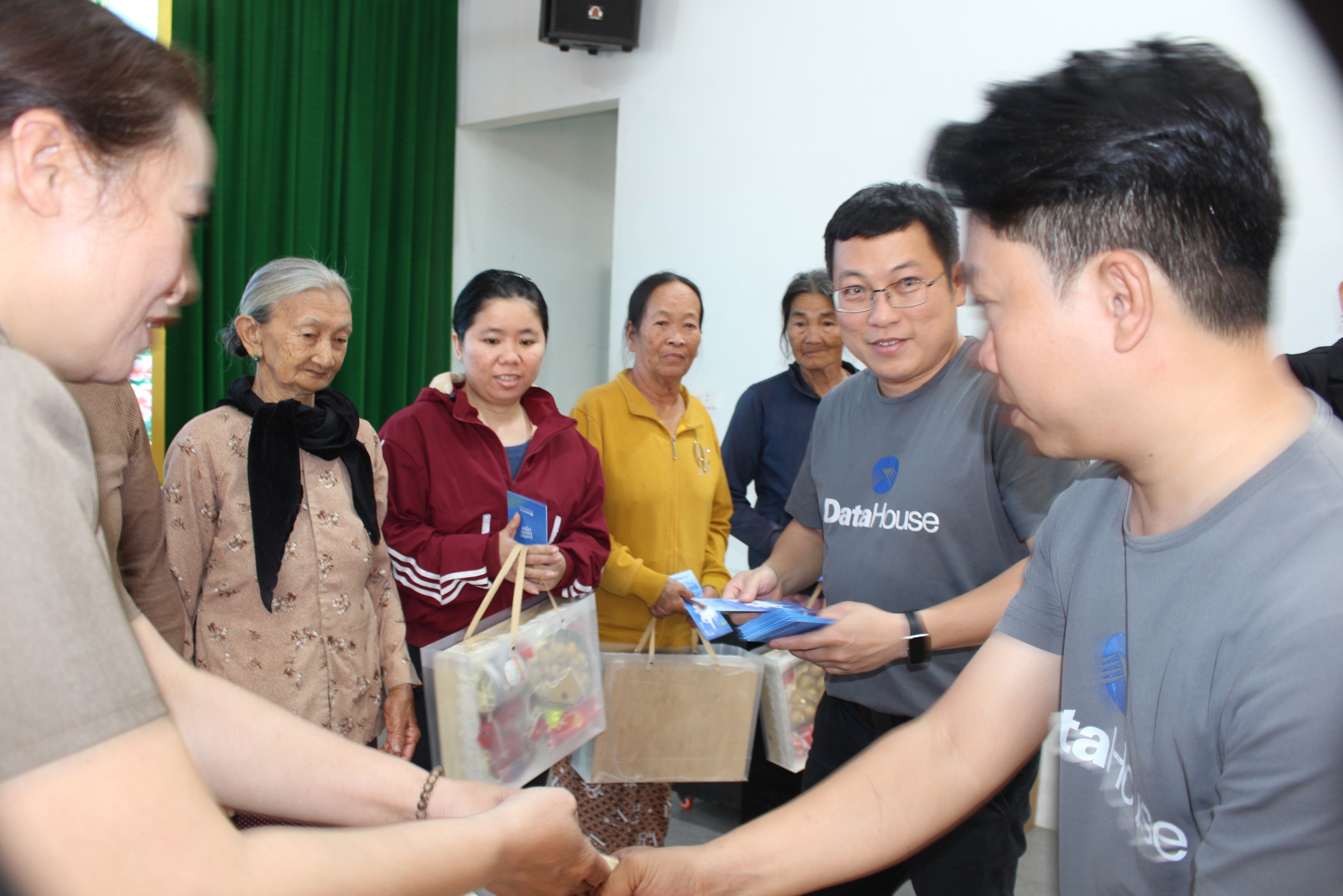 Tết nghĩa t&igrave;nh, xu&acirc;n y&ecirc;u thương tr&ecirc;n khắp nẻo đường- Ảnh 8.