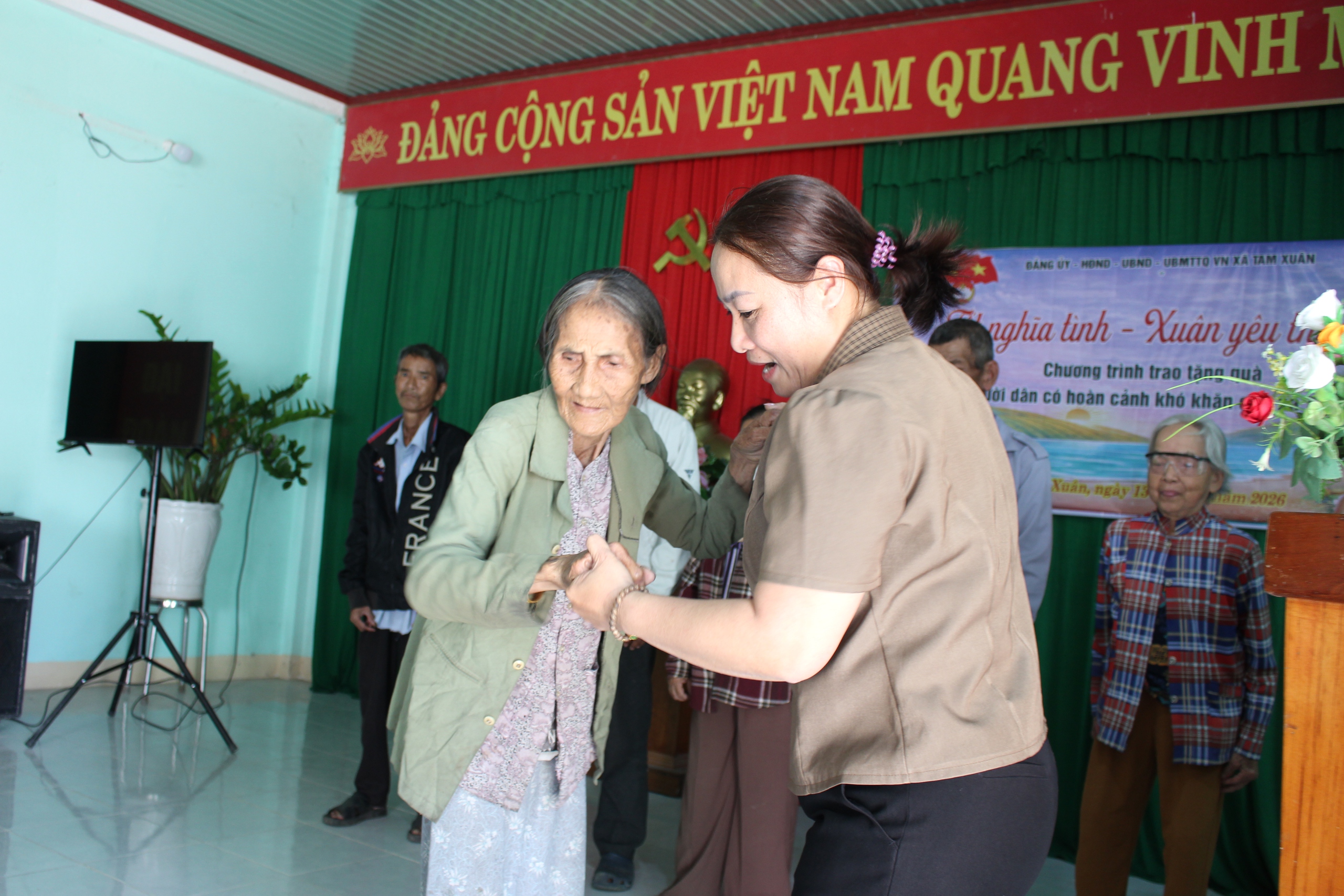 Tết nghĩa t&igrave;nh, xu&acirc;n y&ecirc;u thương tr&ecirc;n khắp nẻo đường- Ảnh 11.