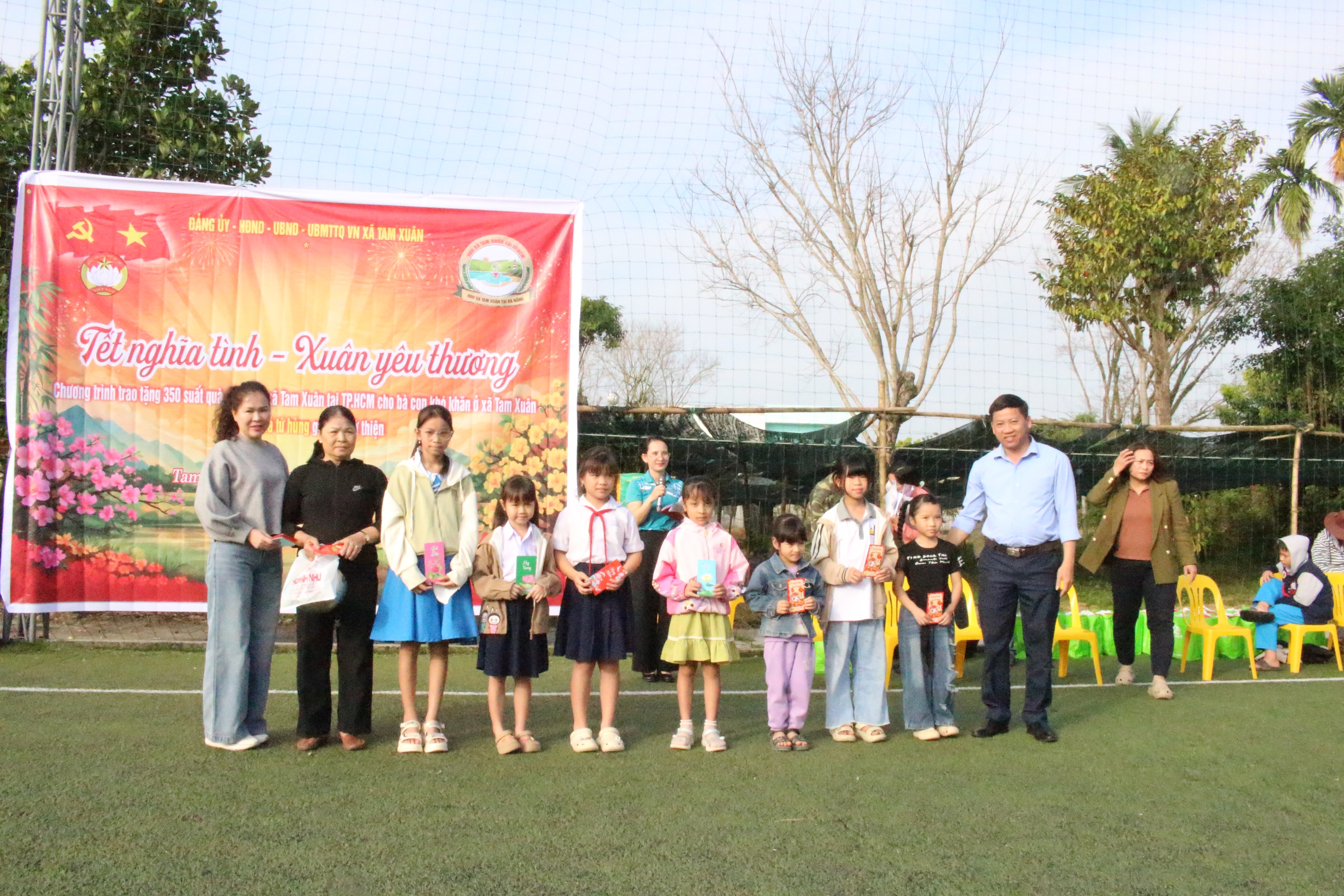 Tết nghĩa t&igrave;nh, xu&acirc;n y&ecirc;u thương tr&ecirc;n khắp nẻo đường- Ảnh 9.