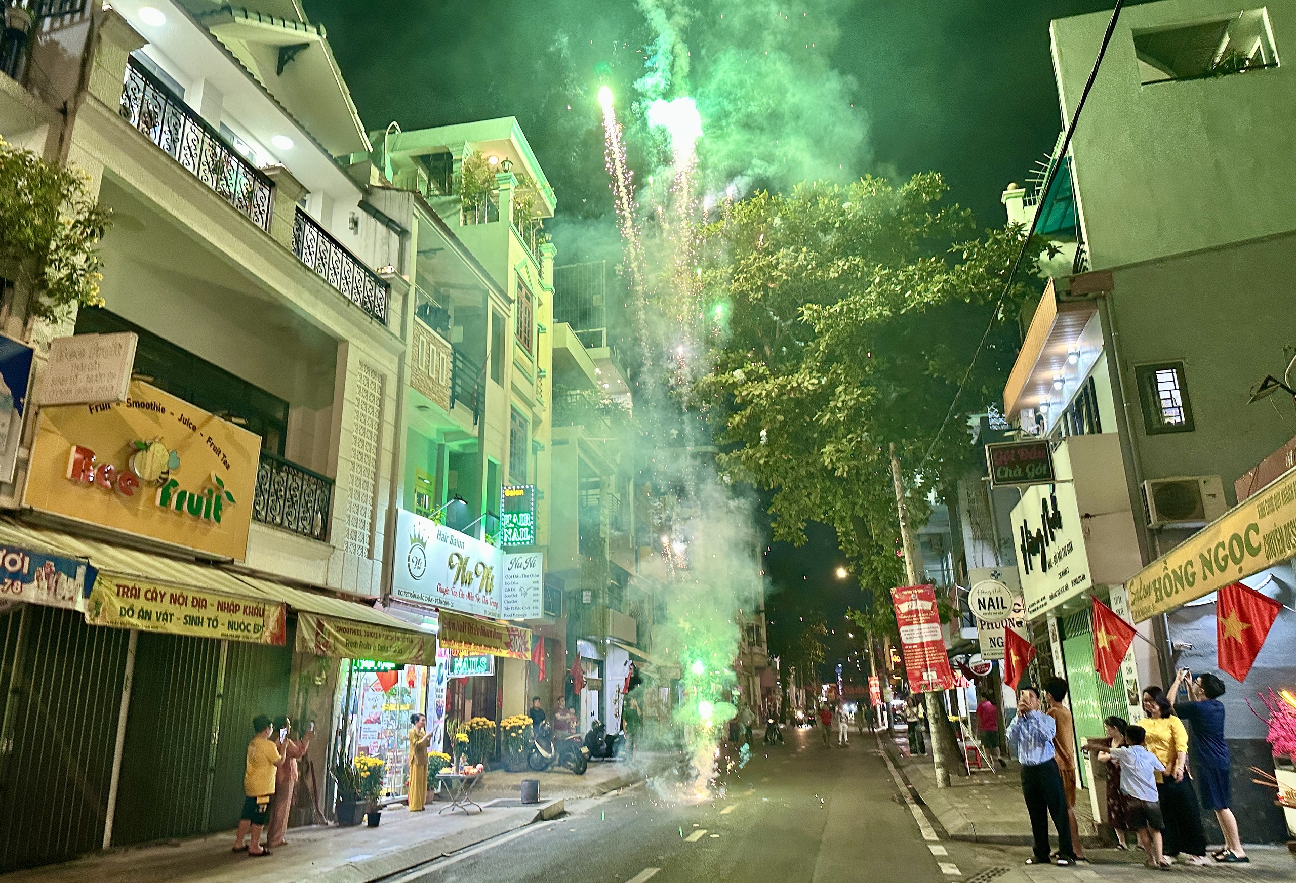 Pháo hoa rực sáng khắp ngã đường TP.HCM giao thừa Tết Bính Ngọ 2026- Ảnh 3. Pháo hoa rực sáng khắp ngã đường TP.HCM giao thừa Tết Bính Ngọ 2026- Ảnh 3.