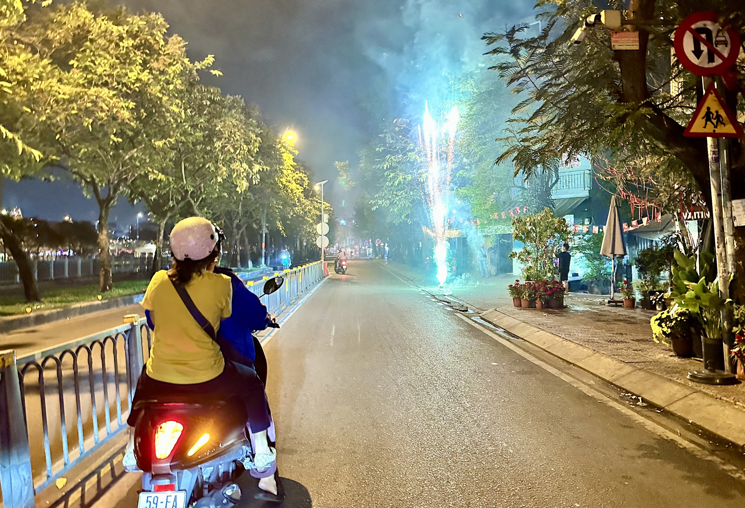 Pháo hoa rực sáng khắp ngã đường TP.HCM giao thừa Tết Bính Ngọ 2026- Ảnh 5. Pháo hoa rực sáng khắp ngã đường TP.HCM giao thừa Tết Bính Ngọ 2026- Ảnh 5.