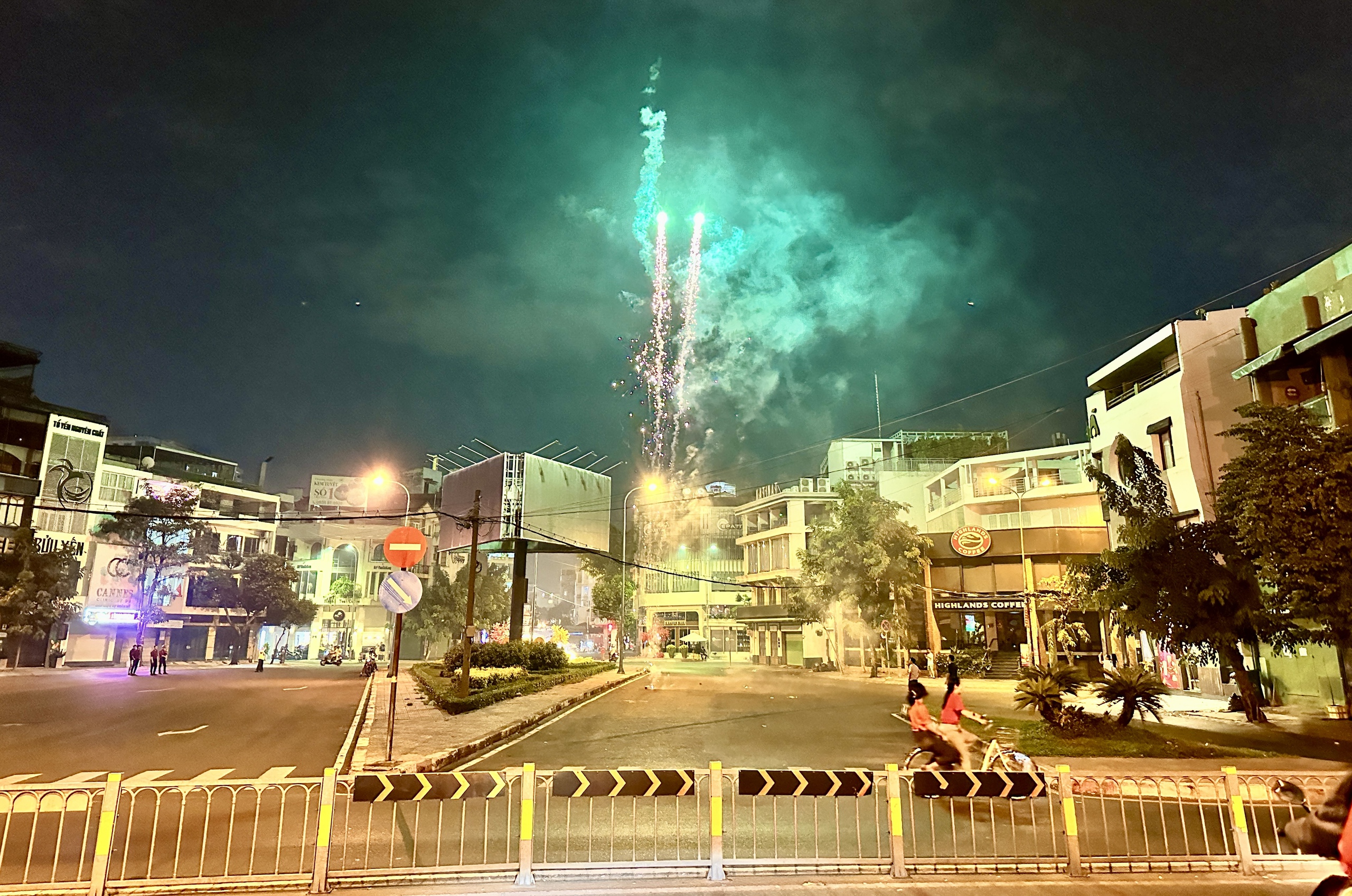 Pháo hoa rực sáng khắp ngã đường TP.HCM giao thừa Tết Bính Ngọ 2026- Ảnh 6. Pháo hoa rực sáng khắp ngã đường TP.HCM giao thừa Tết Bính Ngọ 2026- Ảnh 6.