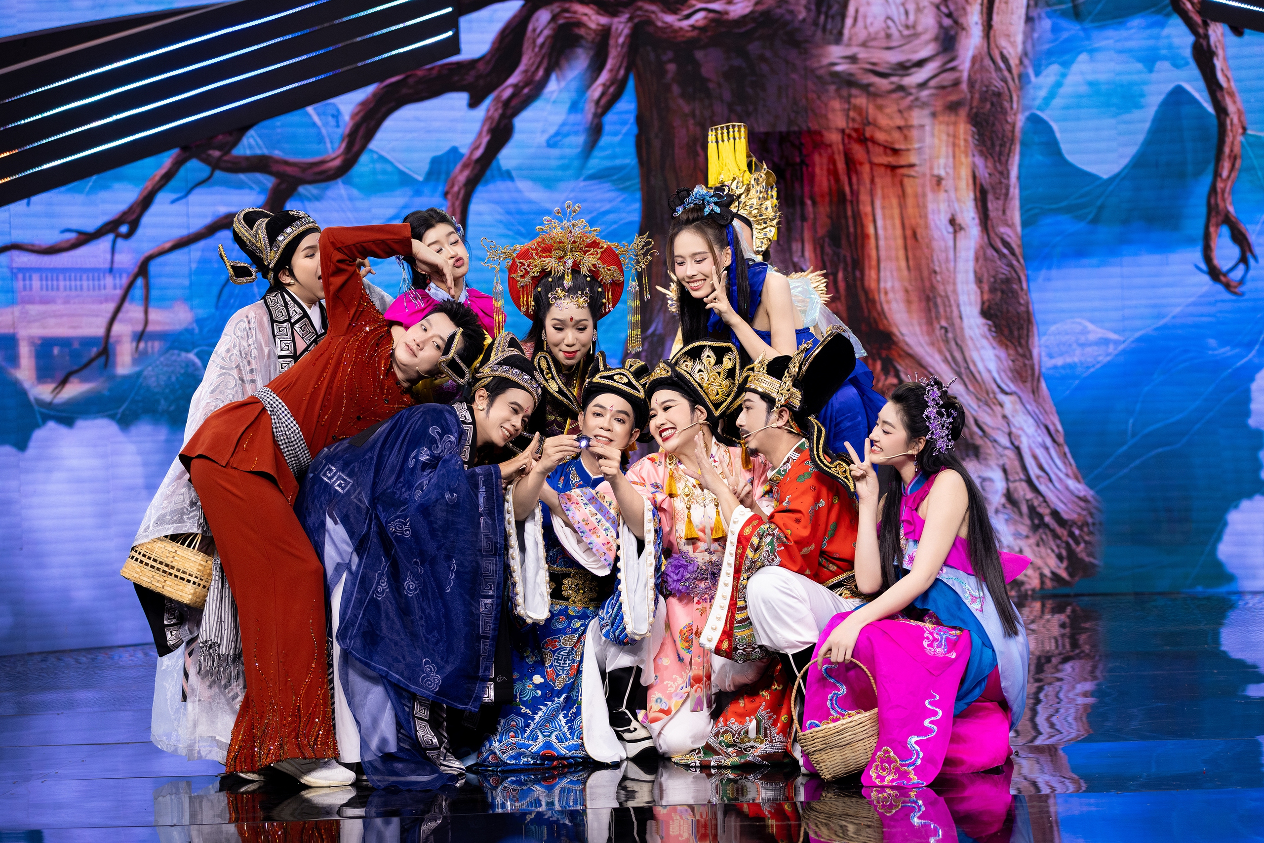 Lũ lụt ở miền Trung, vấn nạn hàng giả... xuất hiện trong 'Táo xuân'- Ảnh 1.