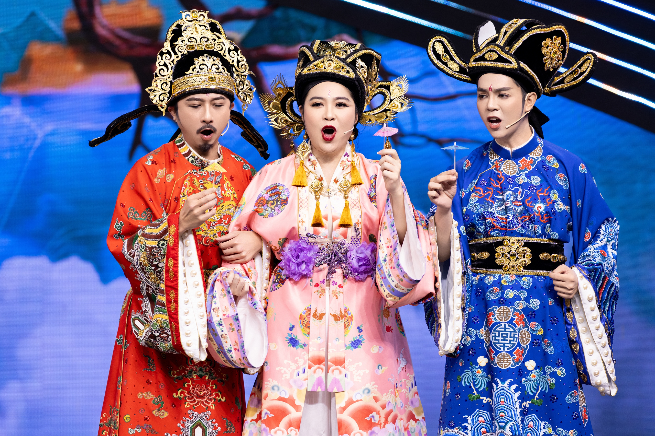 Lũ lụt ở miền Trung, vấn nạn hàng giả... xuất hiện trong 'Táo xuân'- Ảnh 3.