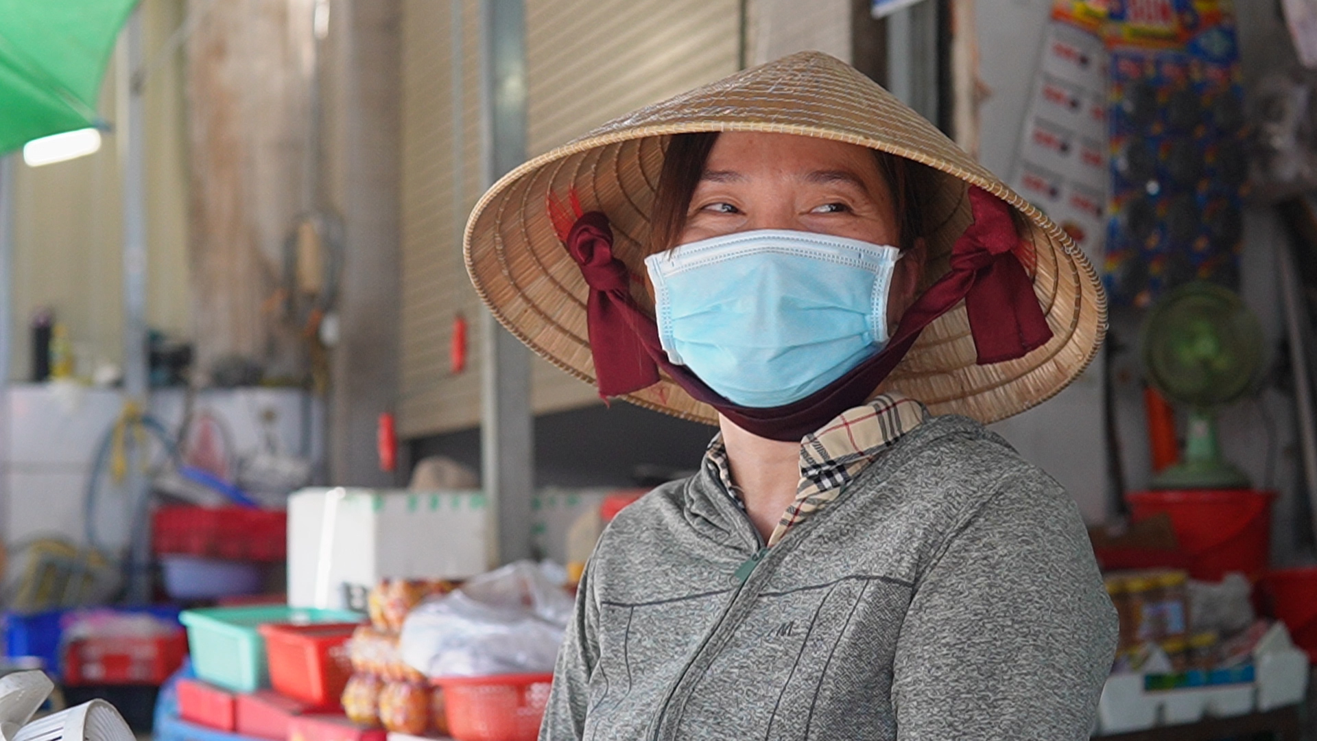 Chợ tết TP.HCM 2 nửa buồn vui trước giờ giao thừa: Mong b&aacute;n hết sớm dọn h&agrave;ng nghỉ ngơi - Ảnh 3.