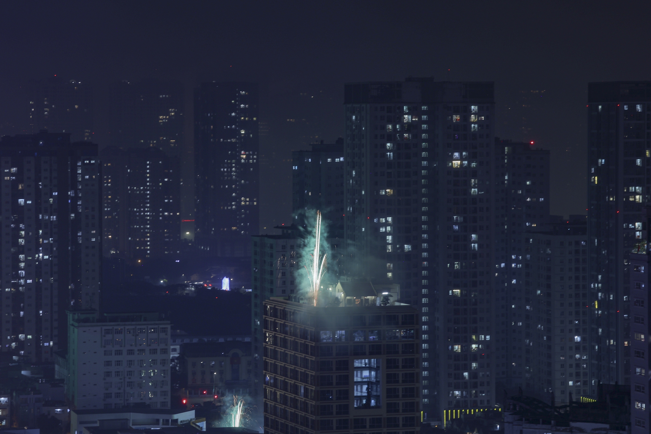 Pháo hoa rực rỡ trên bầu trời Hà Nội chào mừng năm mới Bính Ngọ 2026 - Ảnh 9. Pháo hoa rực rỡ trên bầu trời Hà Nội chào mừng năm mới Bính Ngọ 2026 - Ảnh 9.