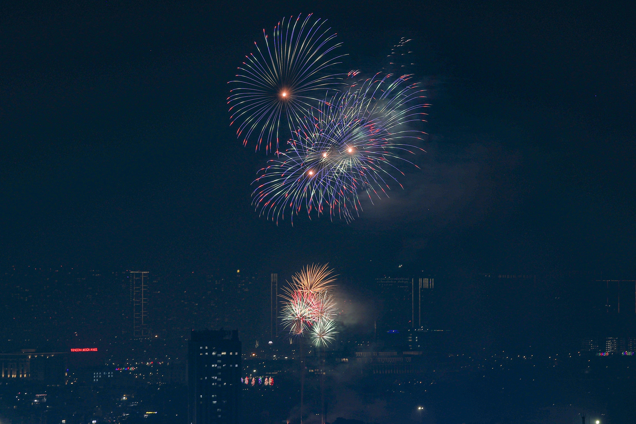 Pháo hoa rực rỡ trên bầu trời Hà Nội chào mừng năm mới Bính Ngọ 2026 - Ảnh 6. Pháo hoa rực rỡ trên bầu trời Hà Nội chào mừng năm mới Bính Ngọ 2026 - Ảnh 6.
