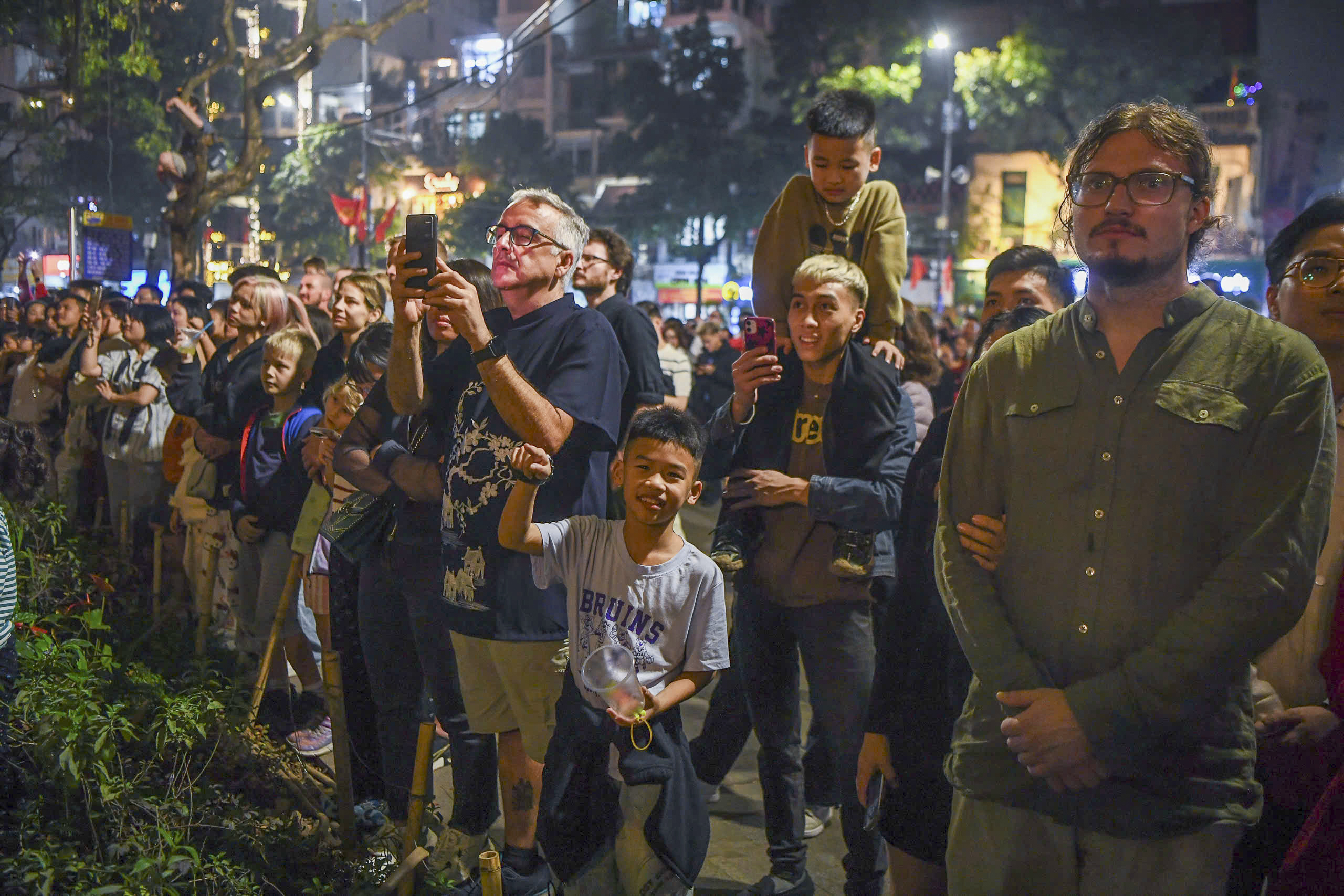 Pháo hoa rực rỡ trên bầu trời Hà Nội chào mừng năm mới Bính Ngọ 2026 - Ảnh 2. Pháo hoa rực rỡ trên bầu trời Hà Nội chào mừng năm mới Bính Ngọ 2026 - Ảnh 2.