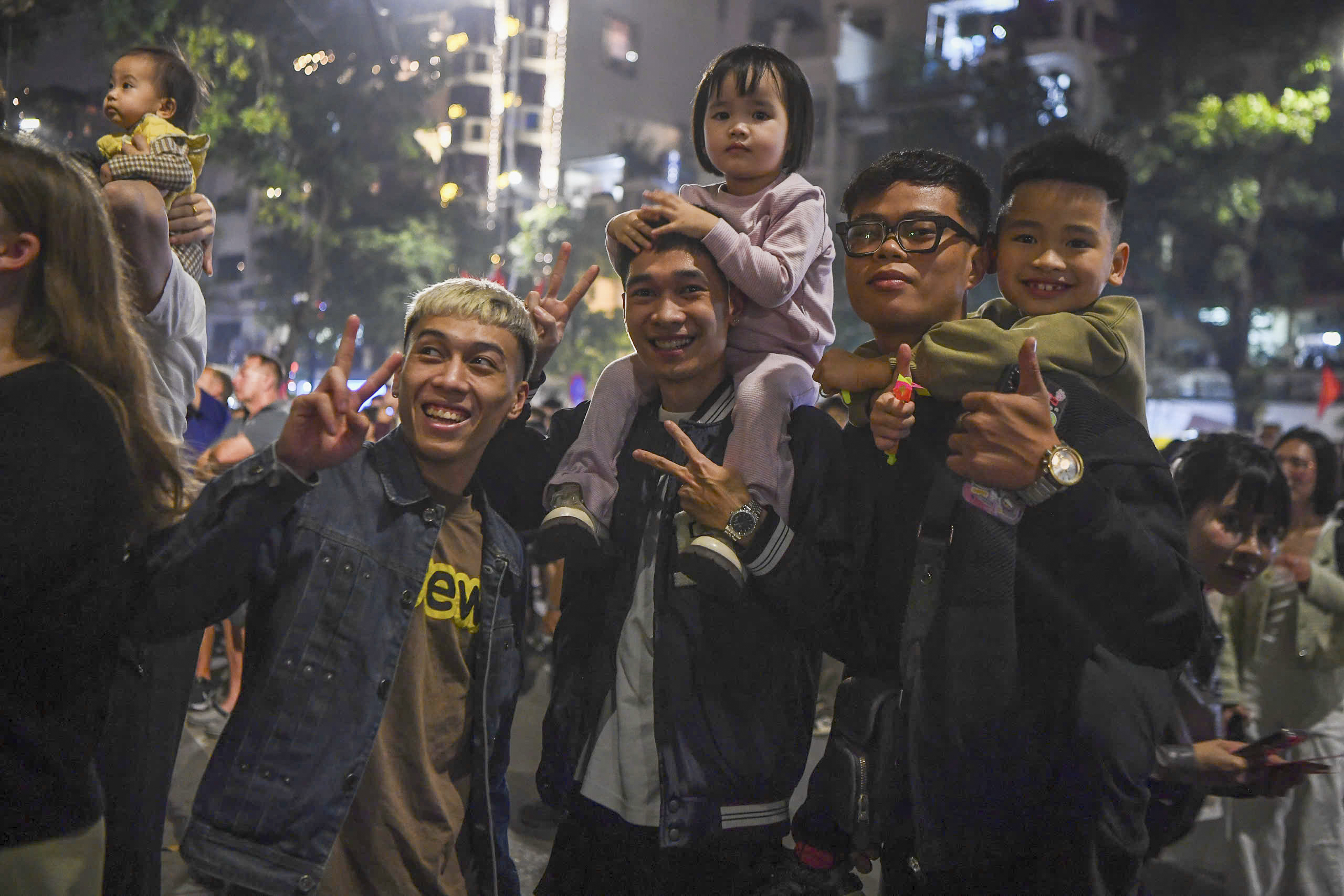 Pháo hoa rực rỡ trên bầu trời Hà Nội chào mừng năm mới Bính Ngọ 2026 - Ảnh 3. Pháo hoa rực rỡ trên bầu trời Hà Nội chào mừng năm mới Bính Ngọ 2026 - Ảnh 3.