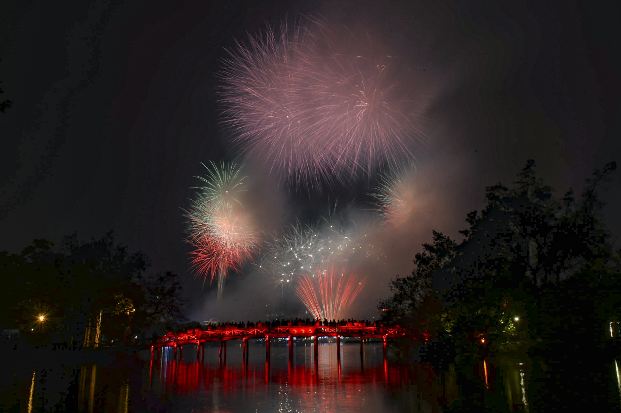 Pháo hoa rực rỡ trên bầu trời Hà Nội chào mừng năm mới Bính Ngọ 2026 - Ảnh 1. Pháo hoa rực rỡ trên bầu trời Hà Nội chào mừng năm mới Bính Ngọ 2026 - Ảnh 1.