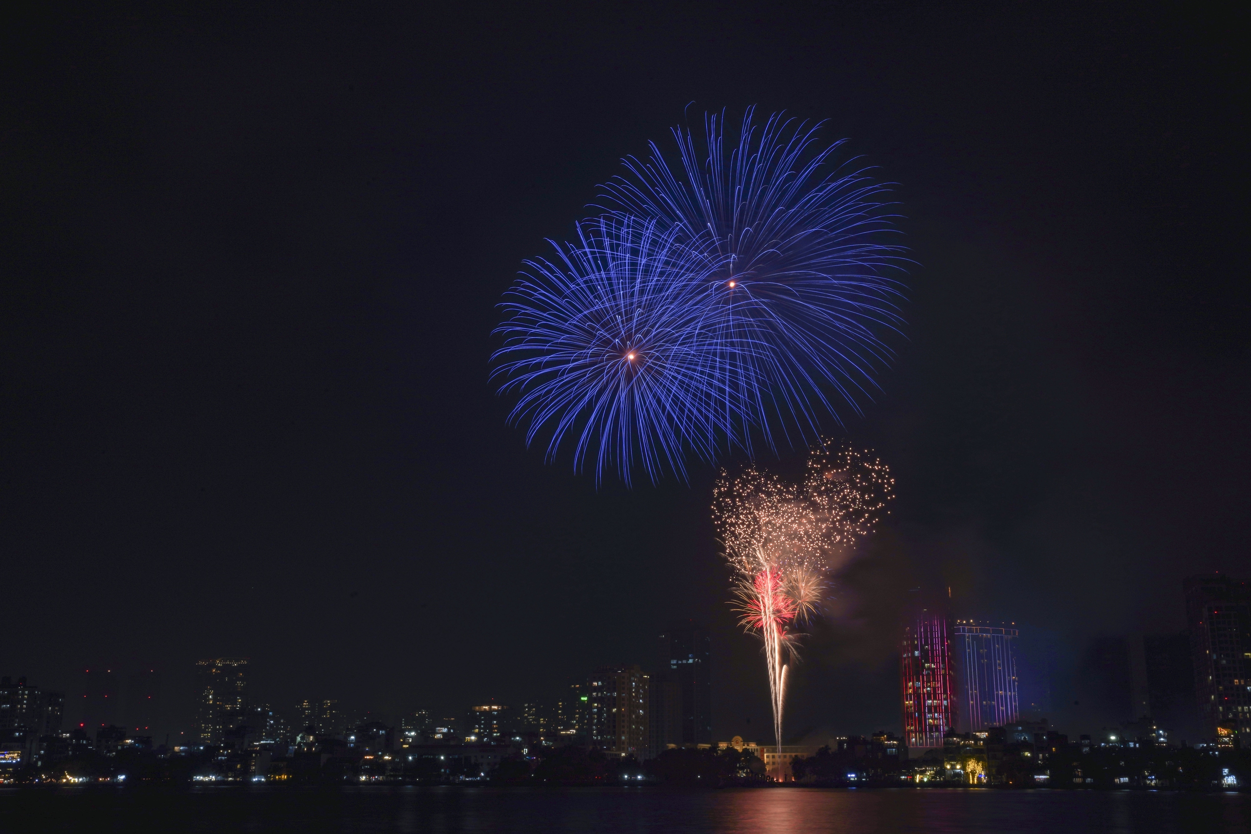 Pháo hoa rực rỡ trên bầu trời Hà Nội chào mừng năm mới Bính Ngọ 2026 - Ảnh 4. Pháo hoa rực rỡ trên bầu trời Hà Nội chào mừng năm mới Bính Ngọ 2026 - Ảnh 4.