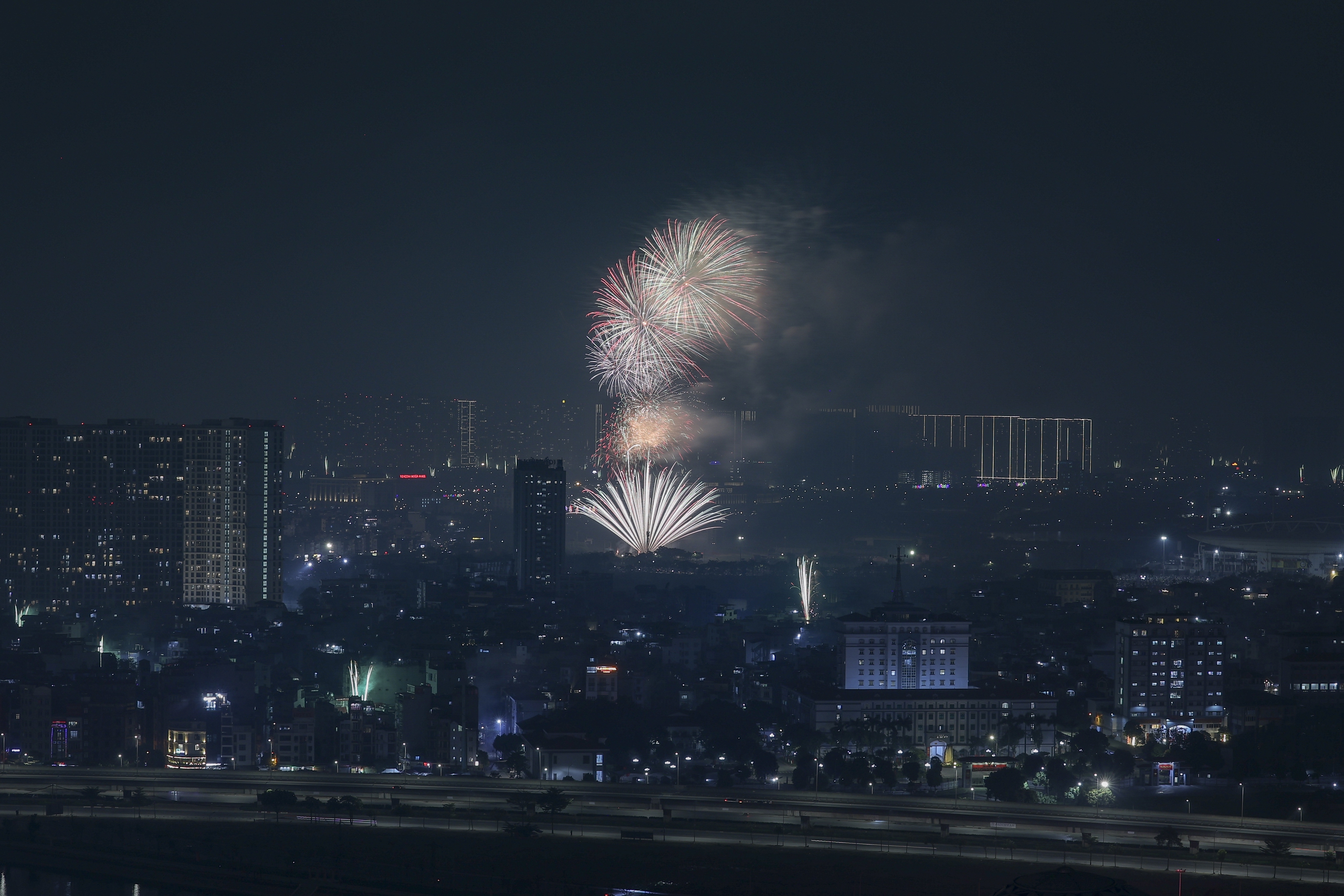 Pháo hoa rực rỡ trên bầu trời Hà Nội chào mừng năm mới Bính Ngọ 2026 - Ảnh 5. Pháo hoa rực rỡ trên bầu trời Hà Nội chào mừng năm mới Bính Ngọ 2026 - Ảnh 5.