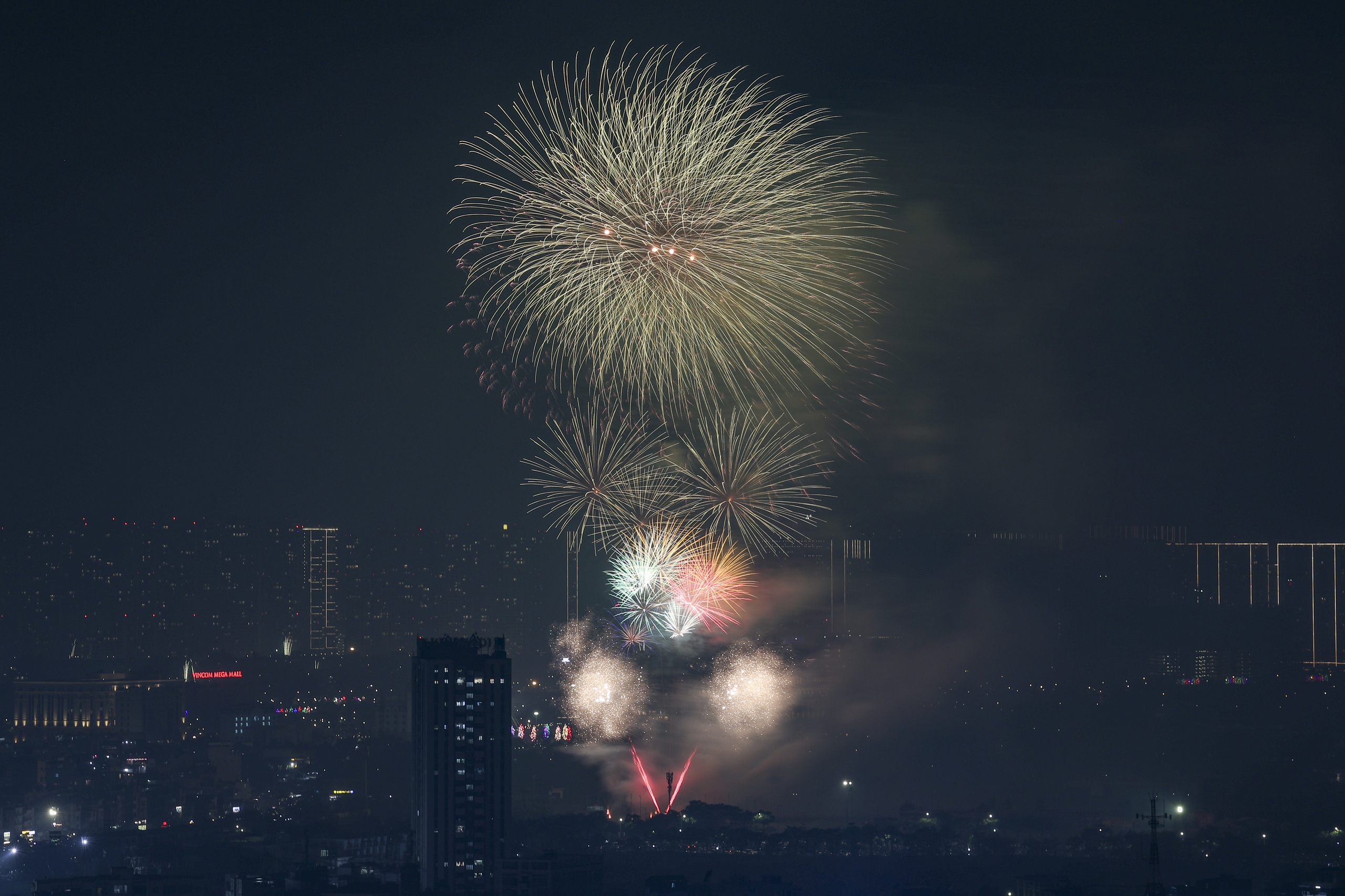 Pháo hoa rực rỡ trên bầu trời Hà Nội chào mừng năm mới Bính Ngọ 2026 - Ảnh 8. Pháo hoa rực rỡ trên bầu trời Hà Nội chào mừng năm mới Bính Ngọ 2026 - Ảnh 8.