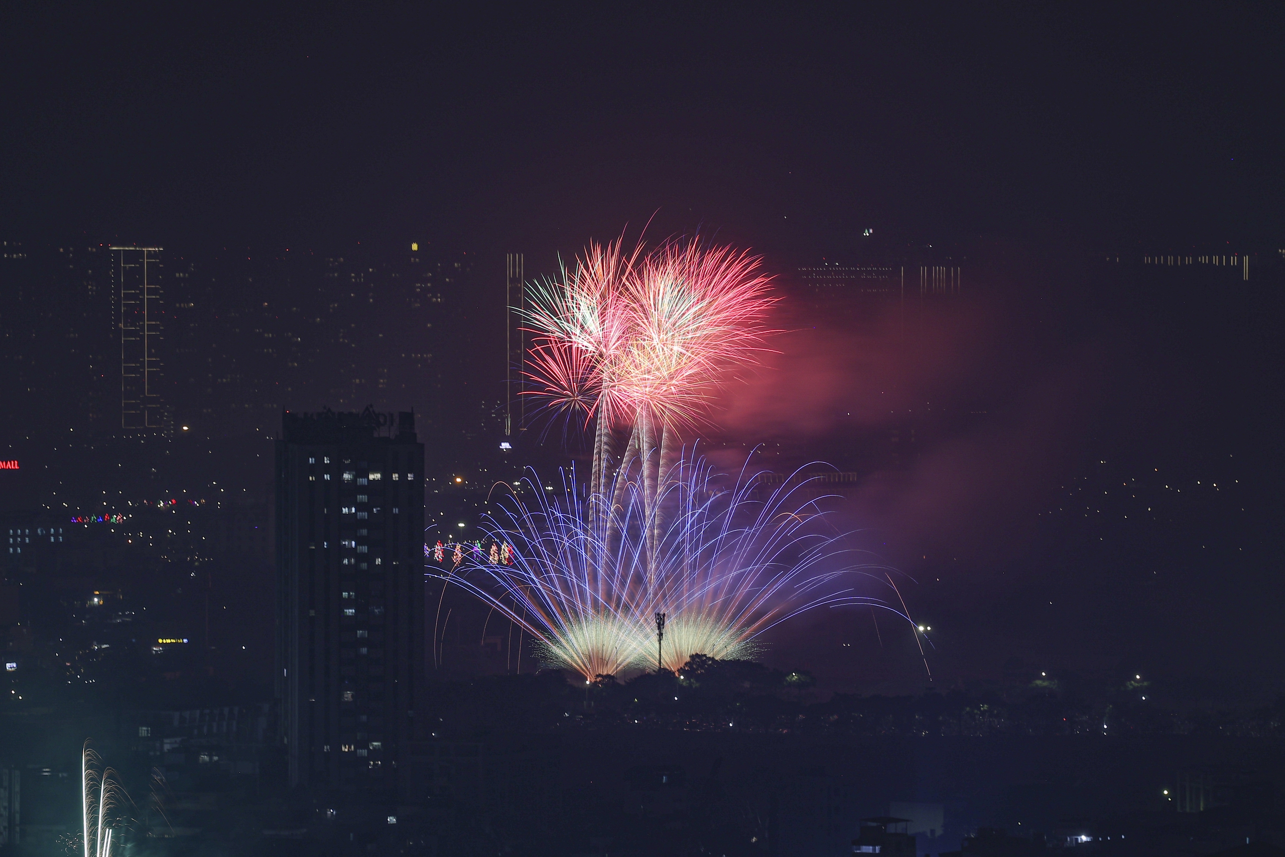 Pháo hoa rực rỡ trên bầu trời Hà Nội chào mừng năm mới Bính Ngọ 2026 - Ảnh 7. Pháo hoa rực rỡ trên bầu trời Hà Nội chào mừng năm mới Bính Ngọ 2026 - Ảnh 7.