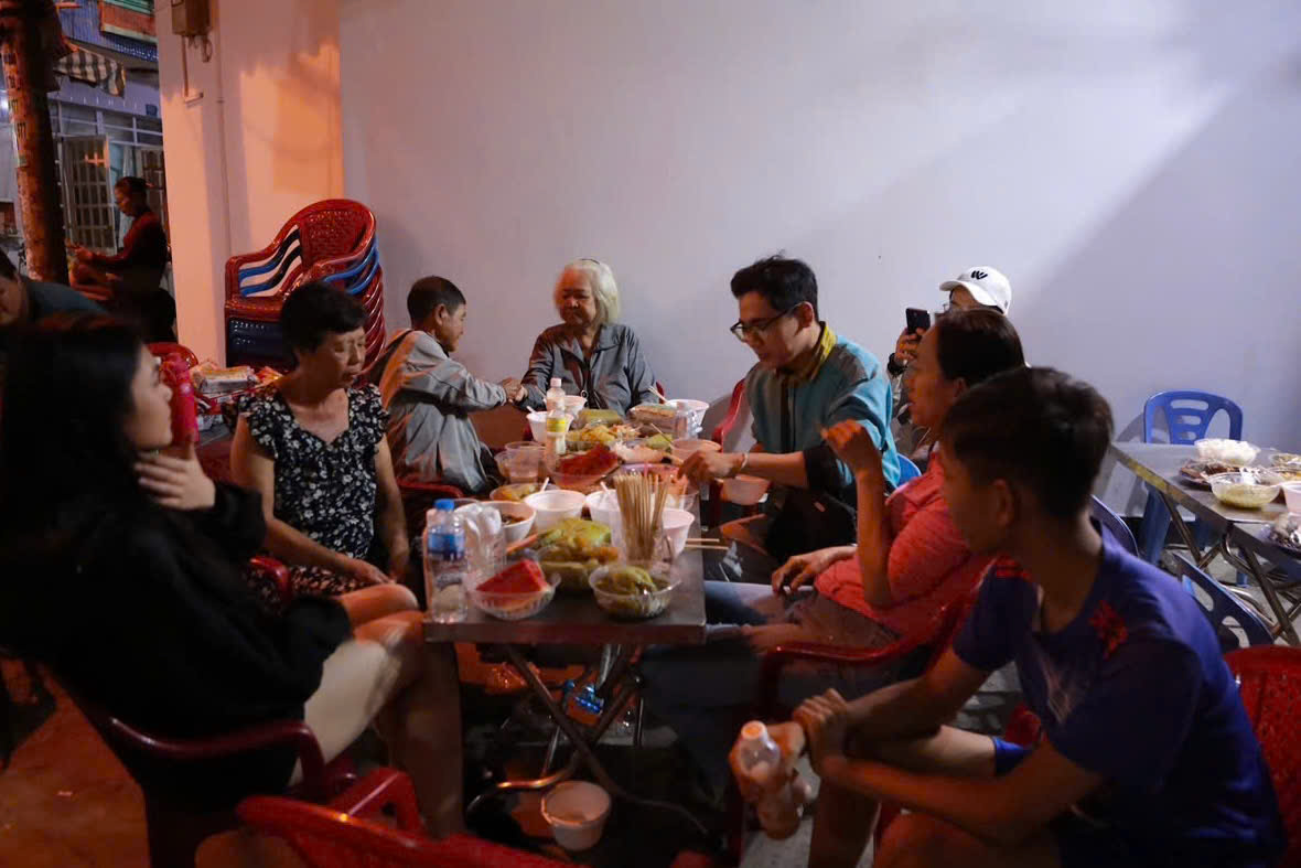 Cơm đo&agrave;n vi&ecirc;n 0 đồng ở TP.HCM đ&ecirc;m giao thừa, sẻ chia nghĩa t&igrave;nh c&ograve;n m&atilde;i
- Ảnh 9.