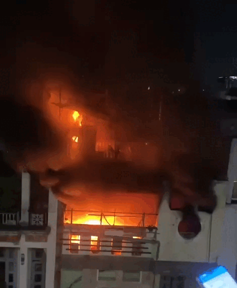 Nhà ba tầng ở TP.HCM cháy dữ dội đêm giao thừa- Ảnh 1.