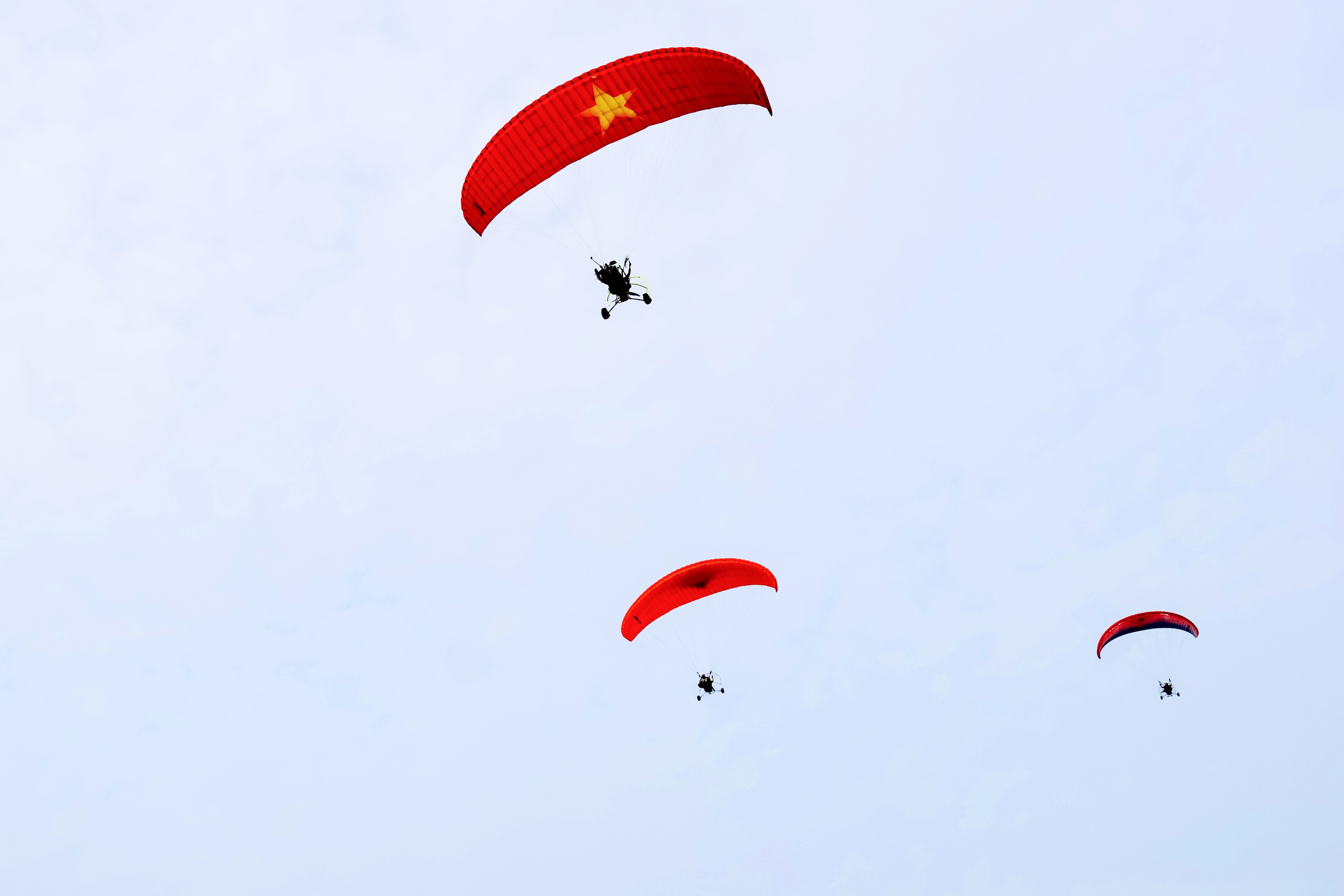 S&aacute;t tết, du kh&aacute;ch vẫn đổ về Cần Giờ bay d&ugrave; lượn, khinh kh&iacute; cầu - Ảnh 7.