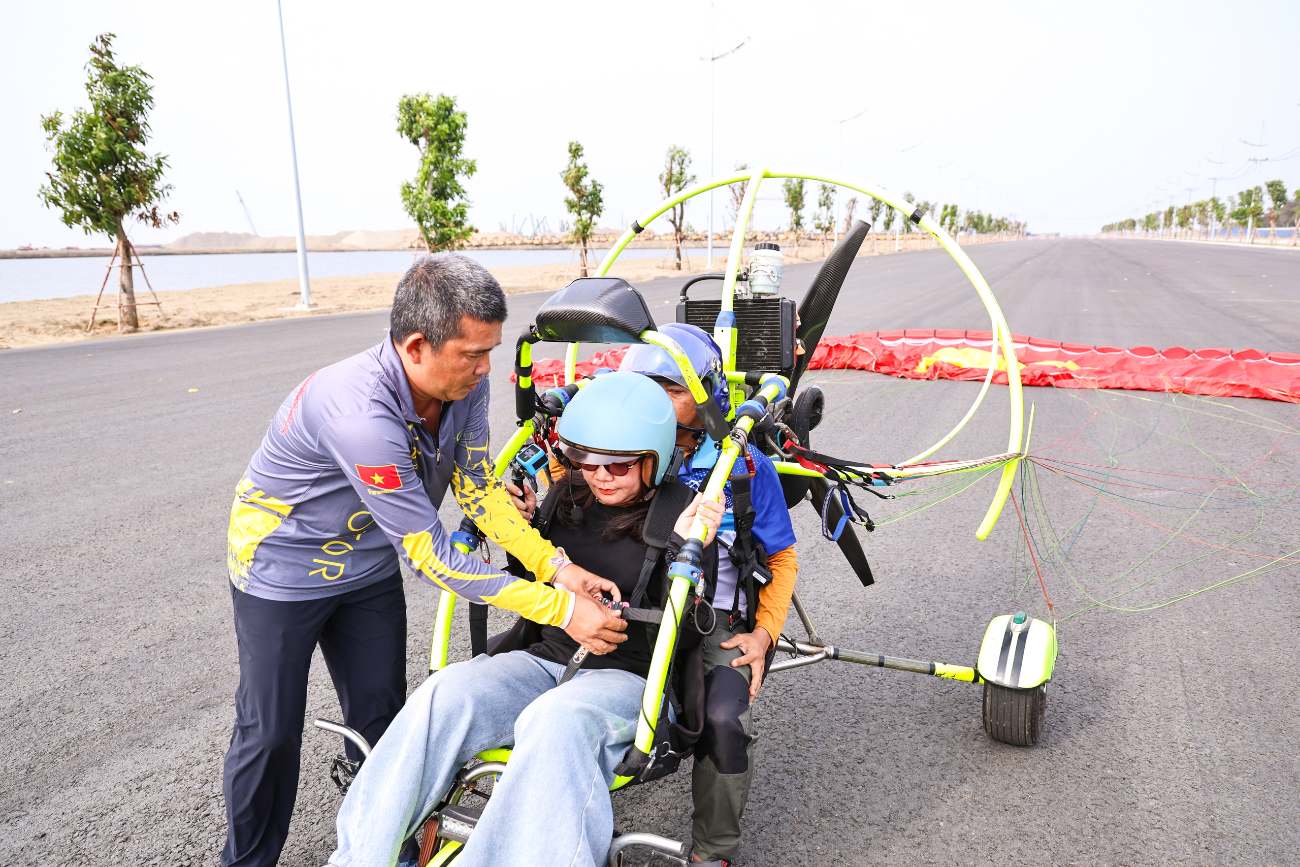 S&aacute;t tết, du kh&aacute;ch vẫn đổ về Cần Giờ bay d&ugrave; lượn, khinh kh&iacute; cầu - Ảnh 4.